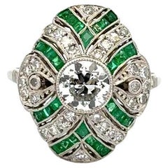 Anillo de cóctel en platino con diamantes y esmeraldas