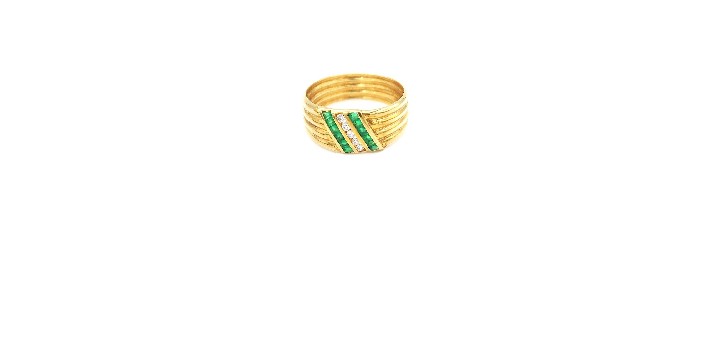 Mixed Cut Diamond and Emerald Ribbed 18 Karat Yellow Gold Ring Band For Sale