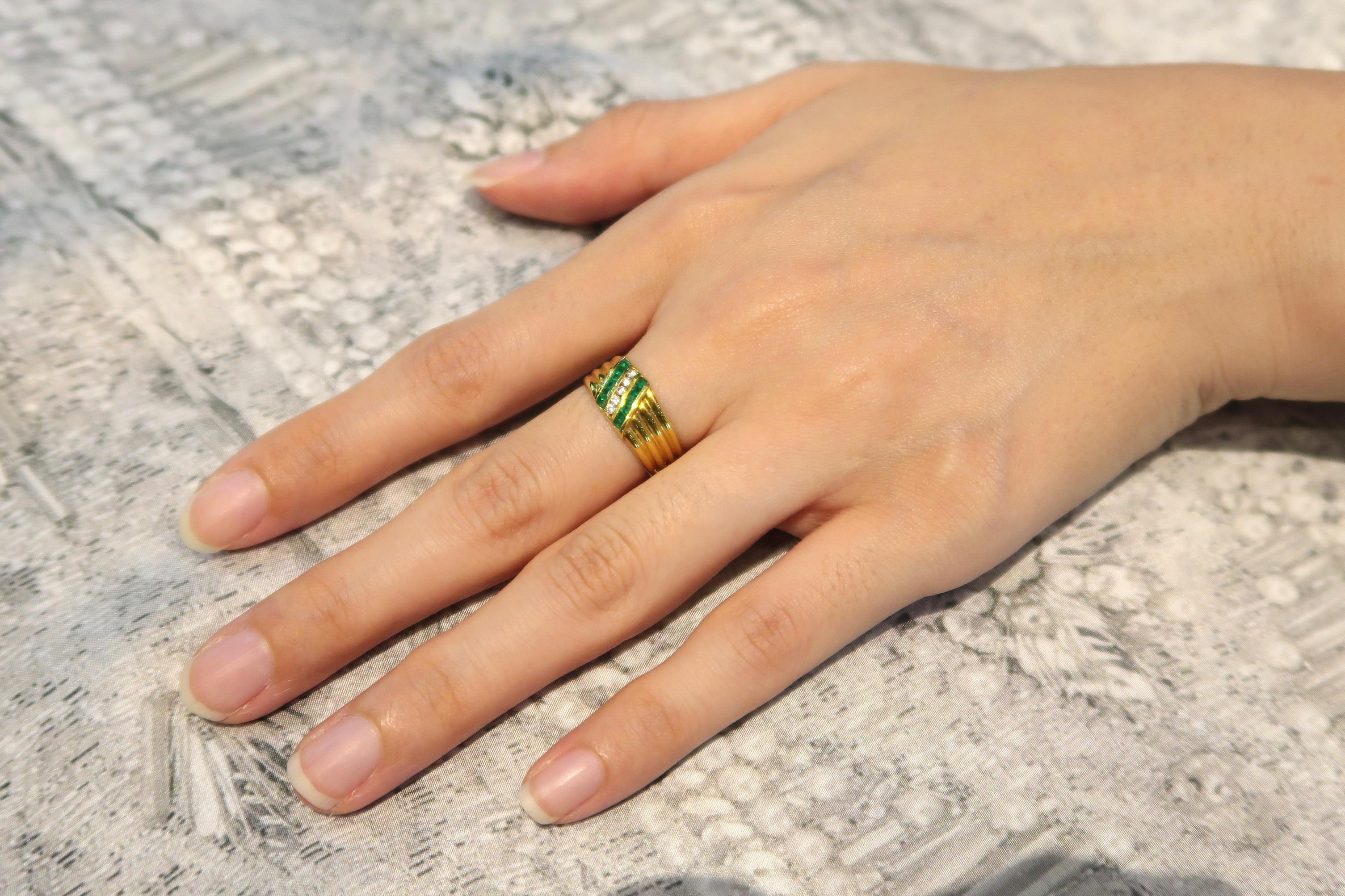 Diamond and Emerald Ribbed 18 Karat Yellow Gold Ring Band In New Condition For Sale In Bangkok, TH