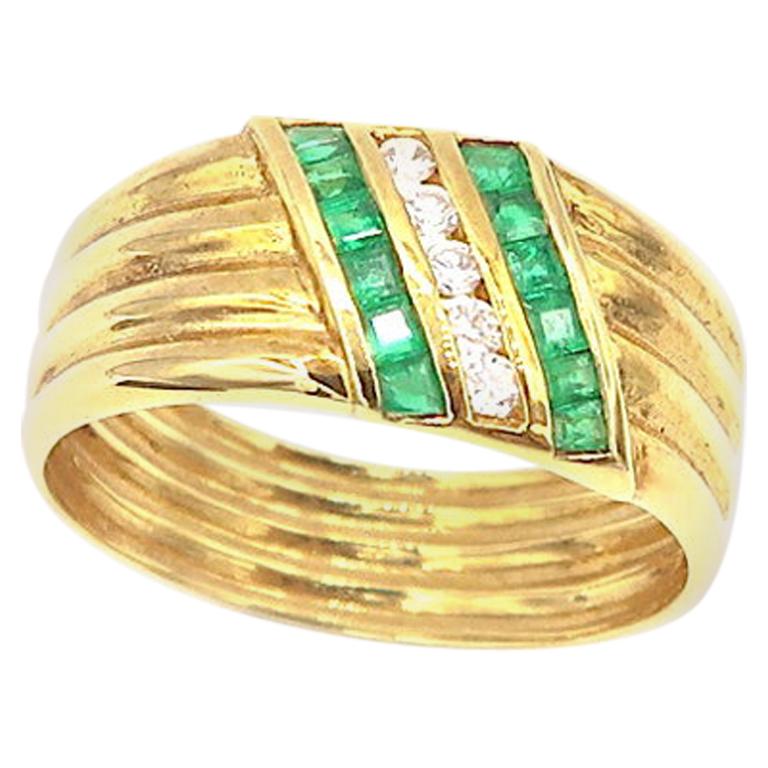 Diamond and Emerald Ribbed 18 Karat Yellow Gold Ring Band For Sale