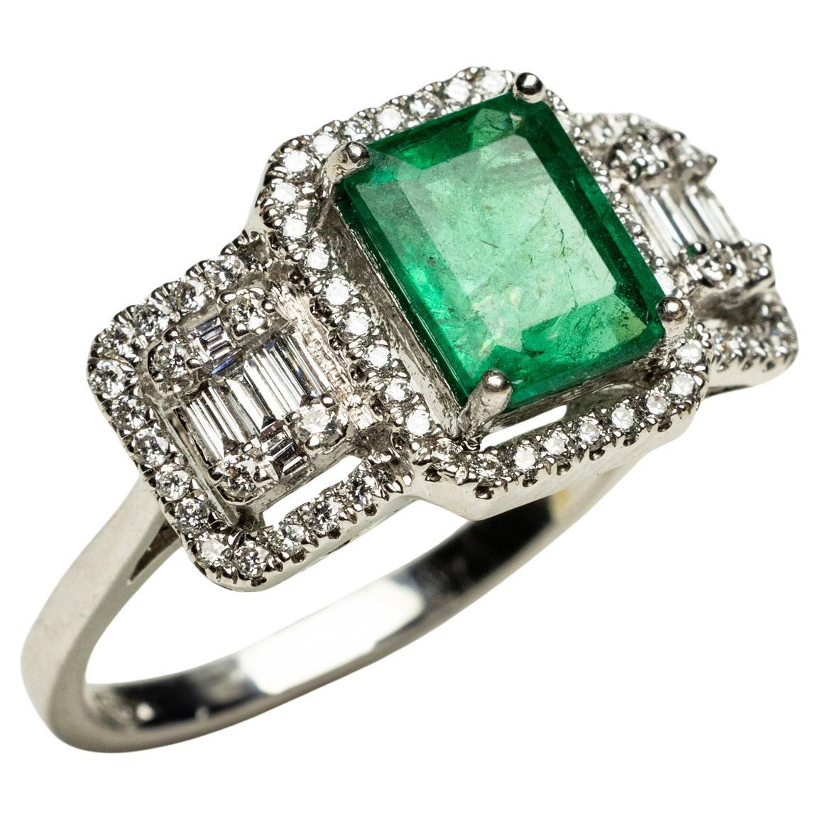 Une phénoménale émeraude de 1,5 carat avec des baguettes de diamants et des diamants ronds de taille brillant dans une monture pave`.  Le tout en or blanc 18 carats.  La taille de la bague est de 6,5.  Étonnant.

La collection de bijoux fins