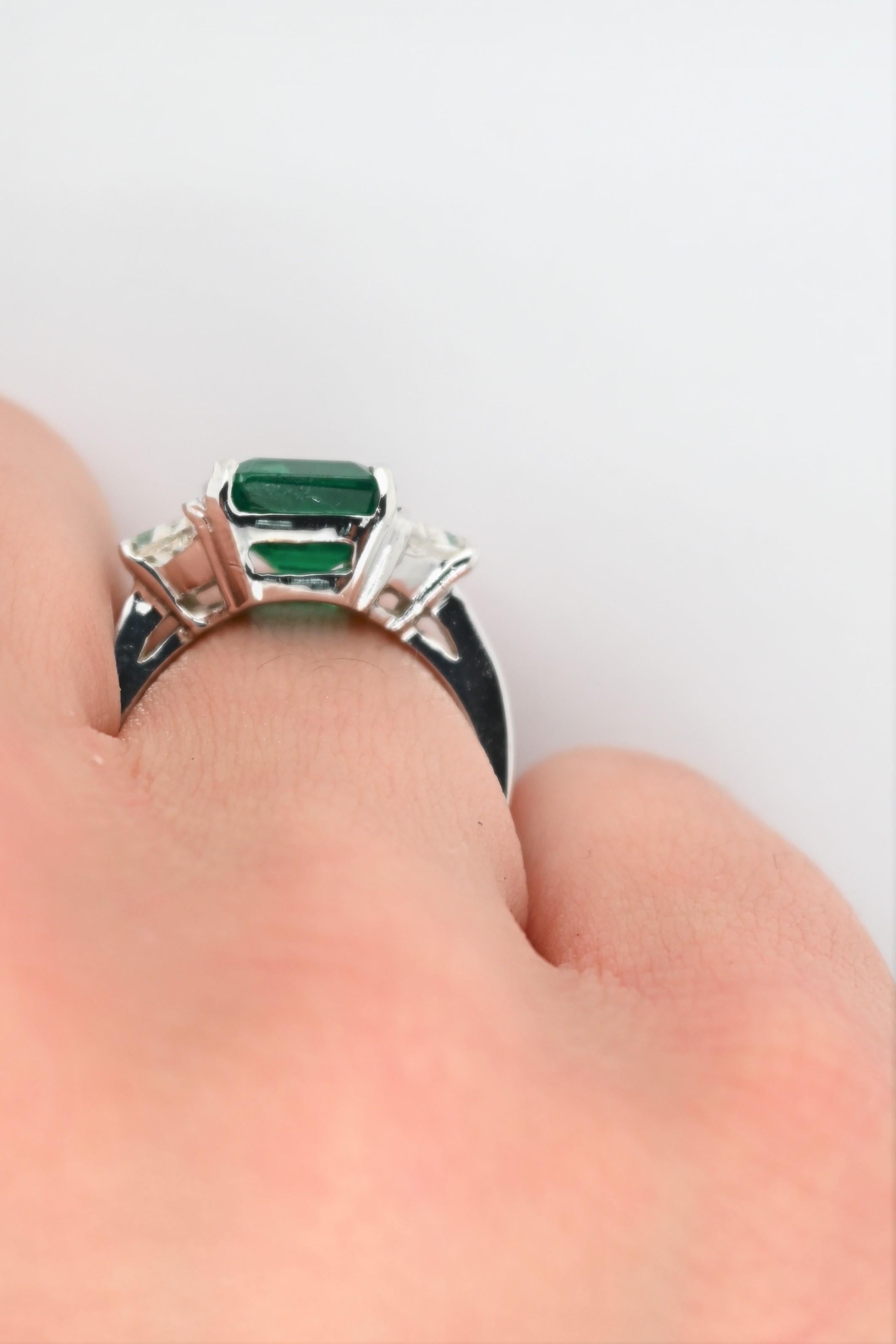 Modern Diamond and Emerald Ring For Sale