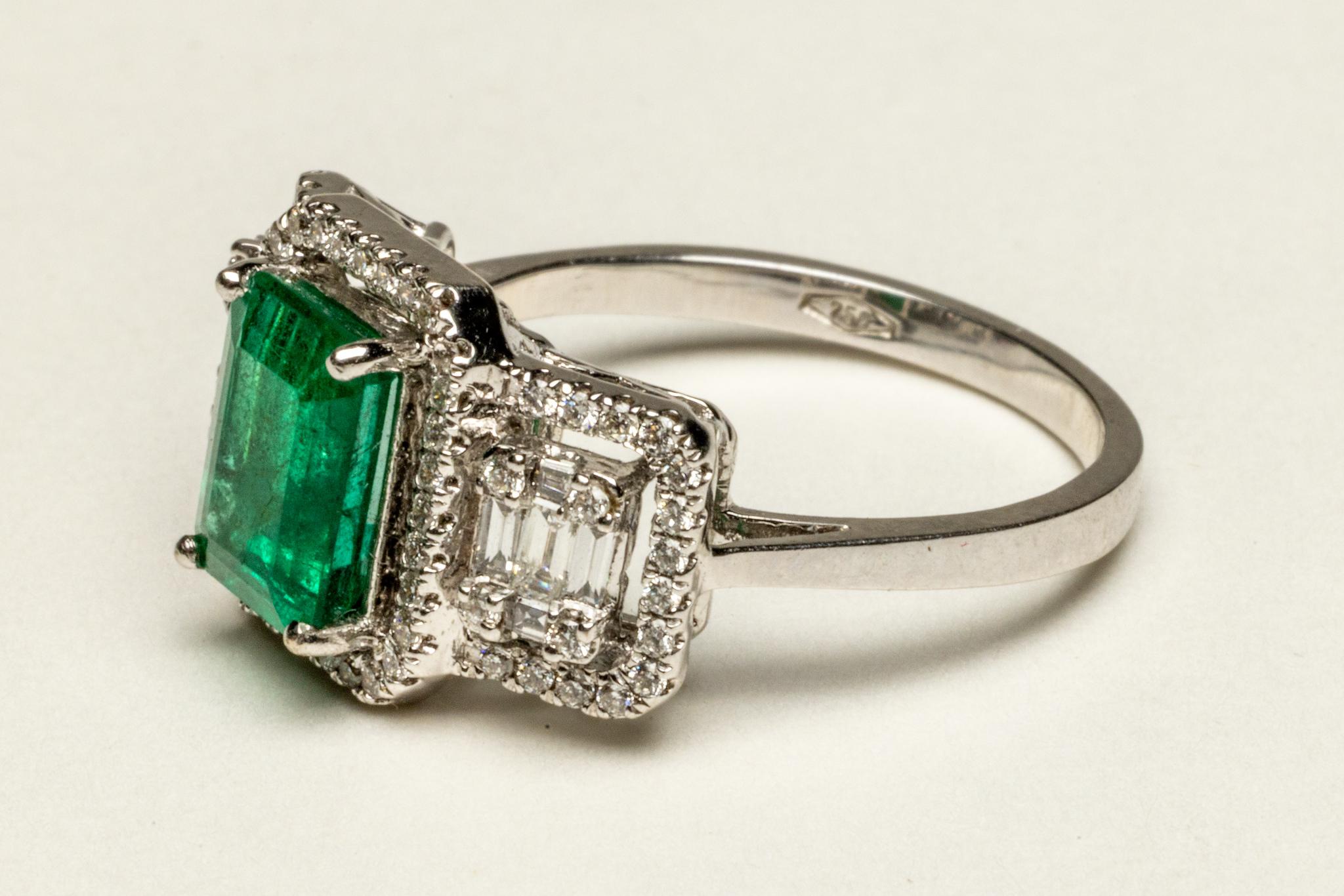 Taille émeraude Bague diamant et émeraude en vente