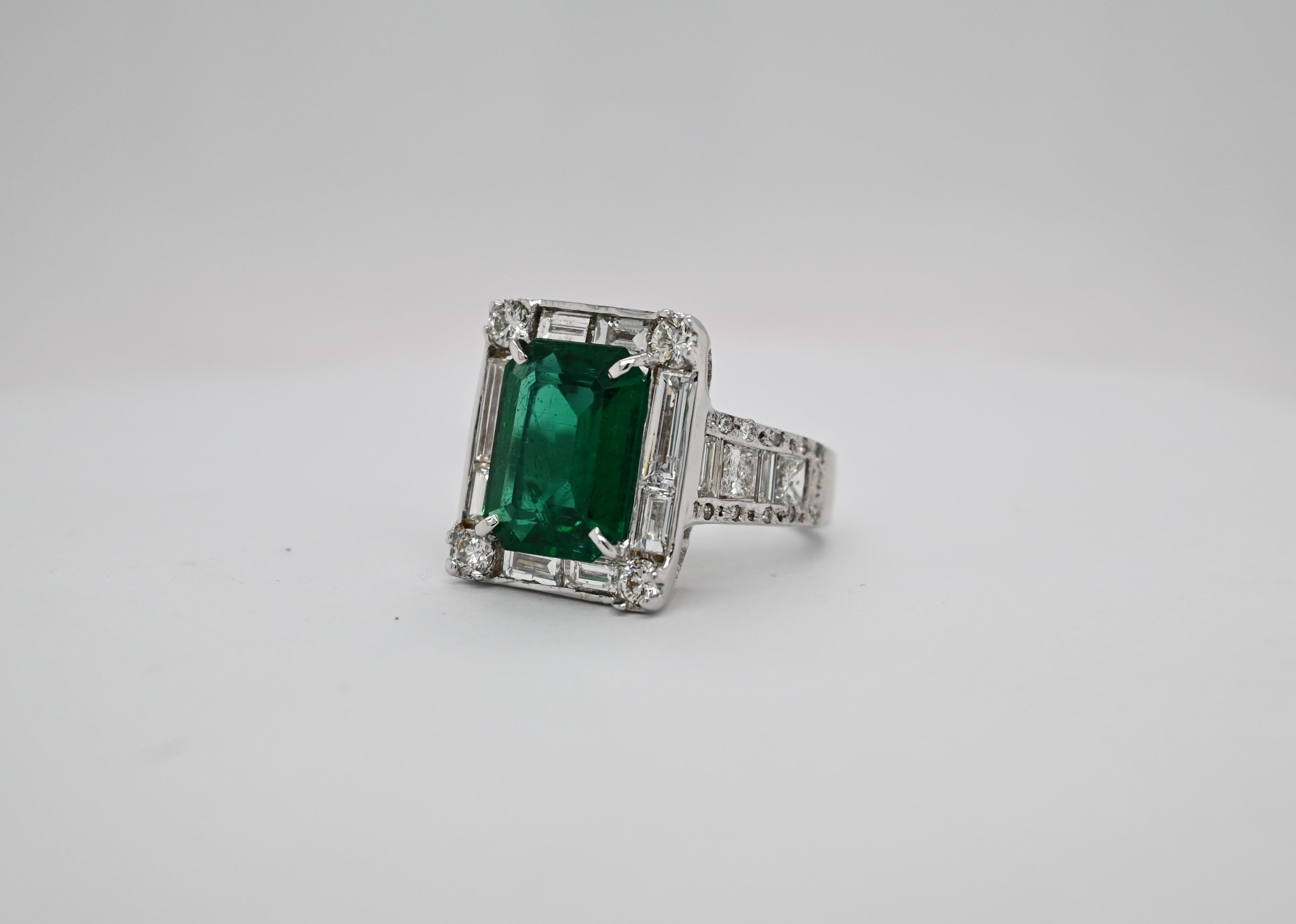 Diamond and Emerald Ring In New Condition For Sale In New York, NY