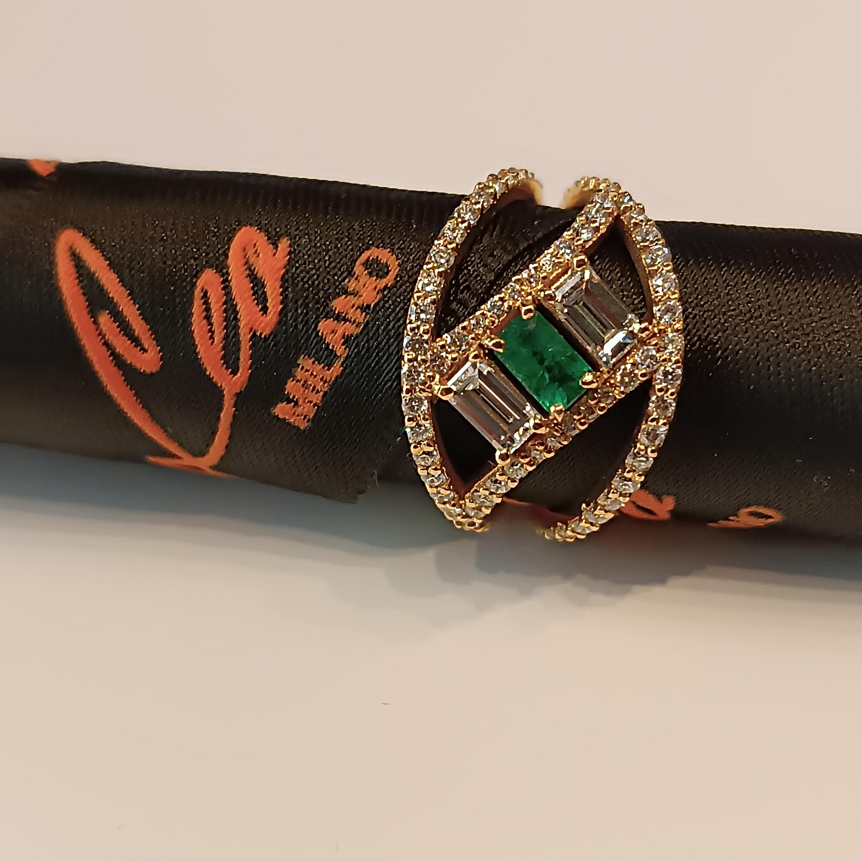 Contemporary Diamond and Emerald Ring in Rose Gold 118 Carat Diamonds 0.3 Carat Emerald For Sale