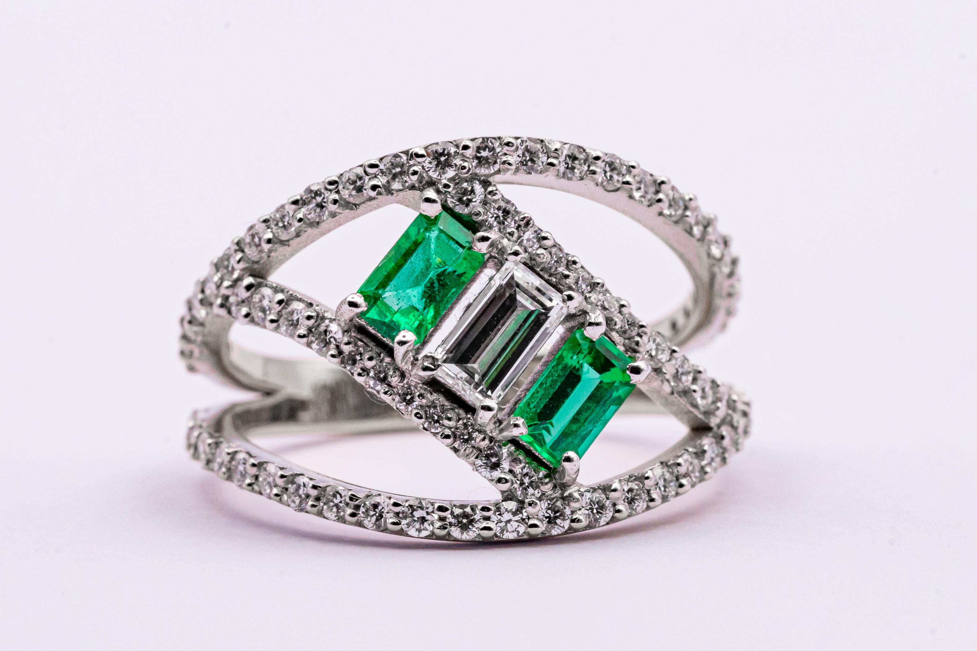 Diamond and Emerald Ring in White Gold 0.91 Carat Diamonds 0.6 Carat Emerald In New Condition For Sale In Milano, MI