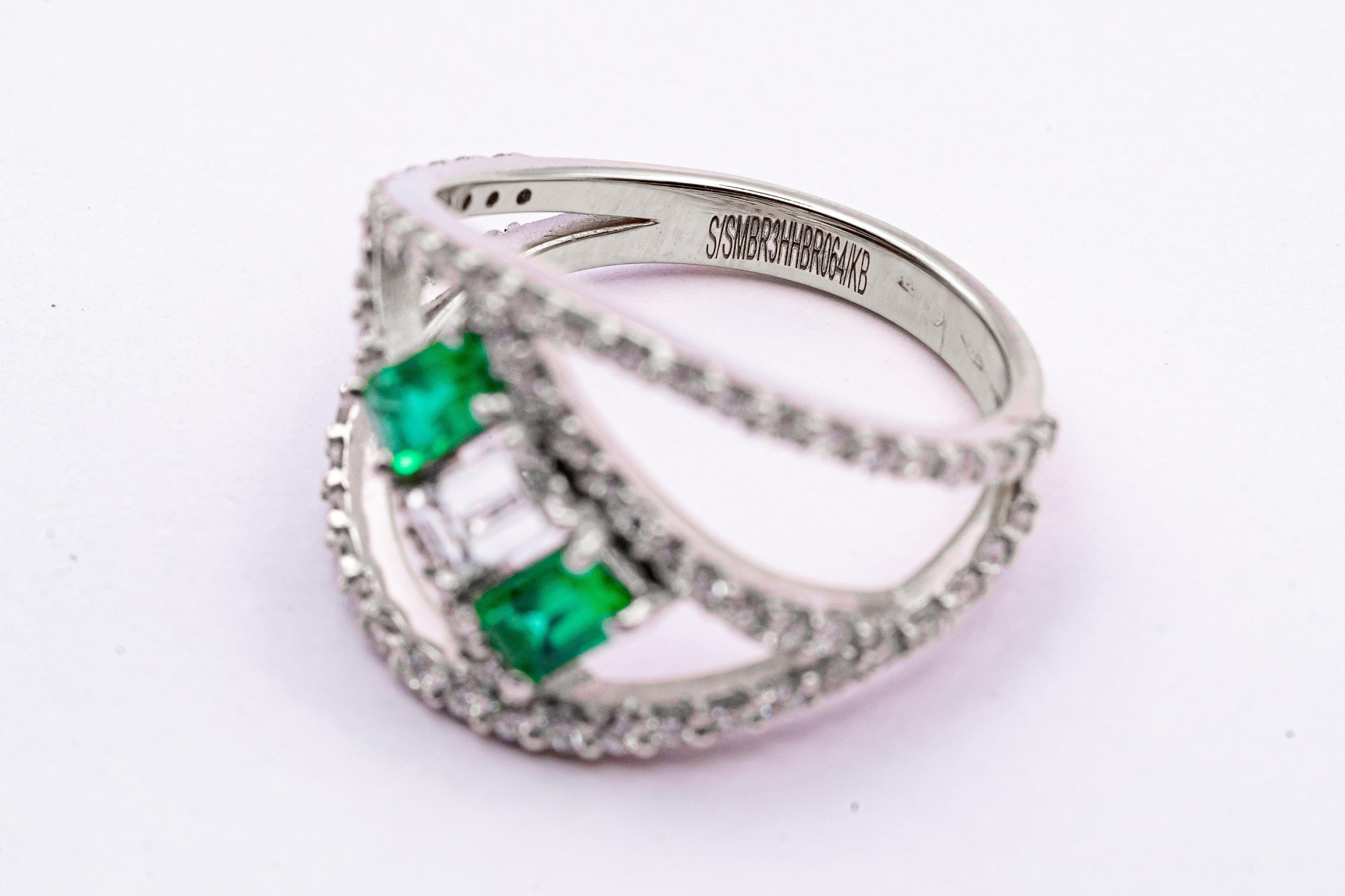 Women's or Men's Diamond and Emerald Ring in White Gold 0.91 Carat Diamonds 0.6 Carat Emerald For Sale