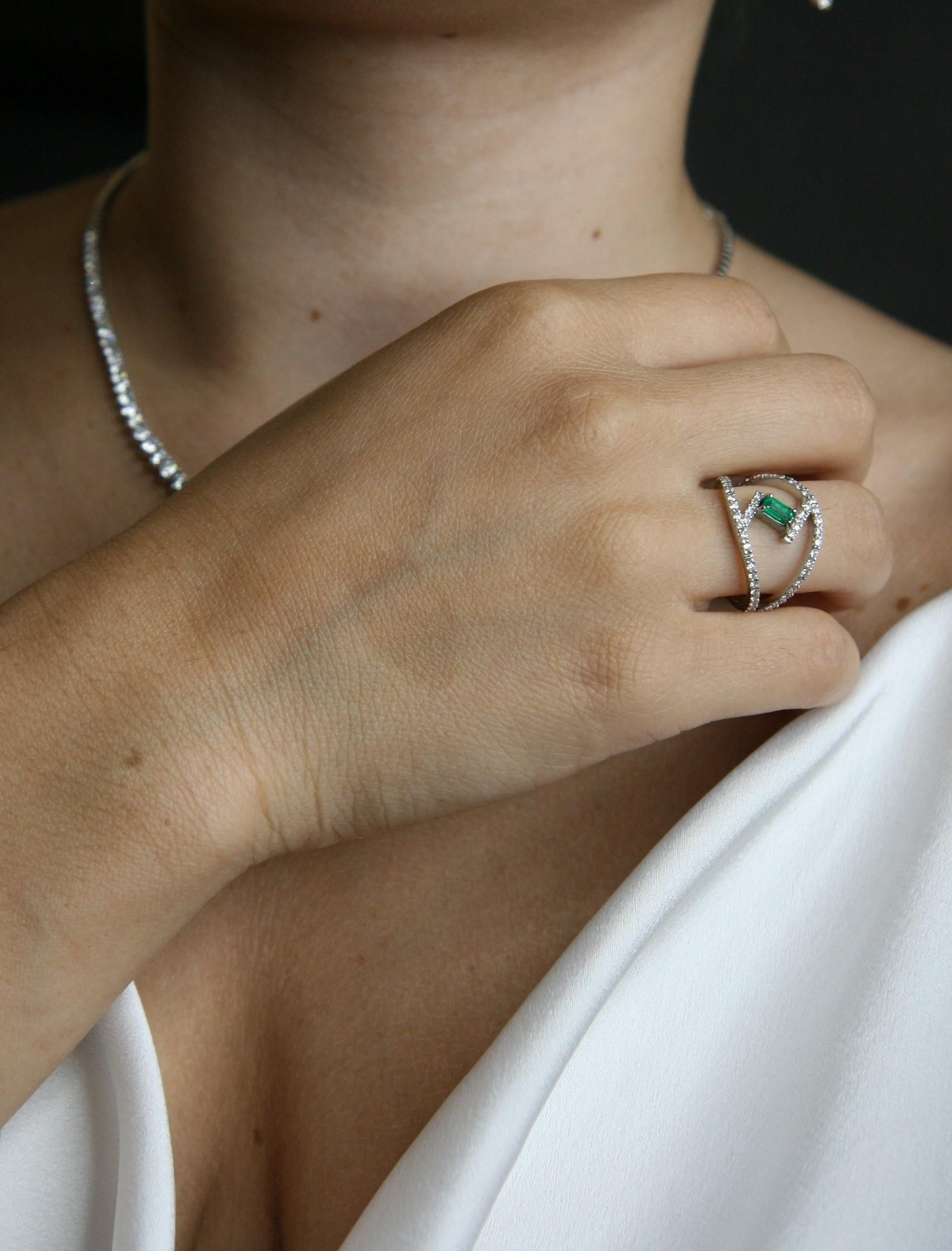 Contemporary Diamond and Emerald Ring in Withe Gold 0.64 Carat Diamonds 0.3 Carat Emerald