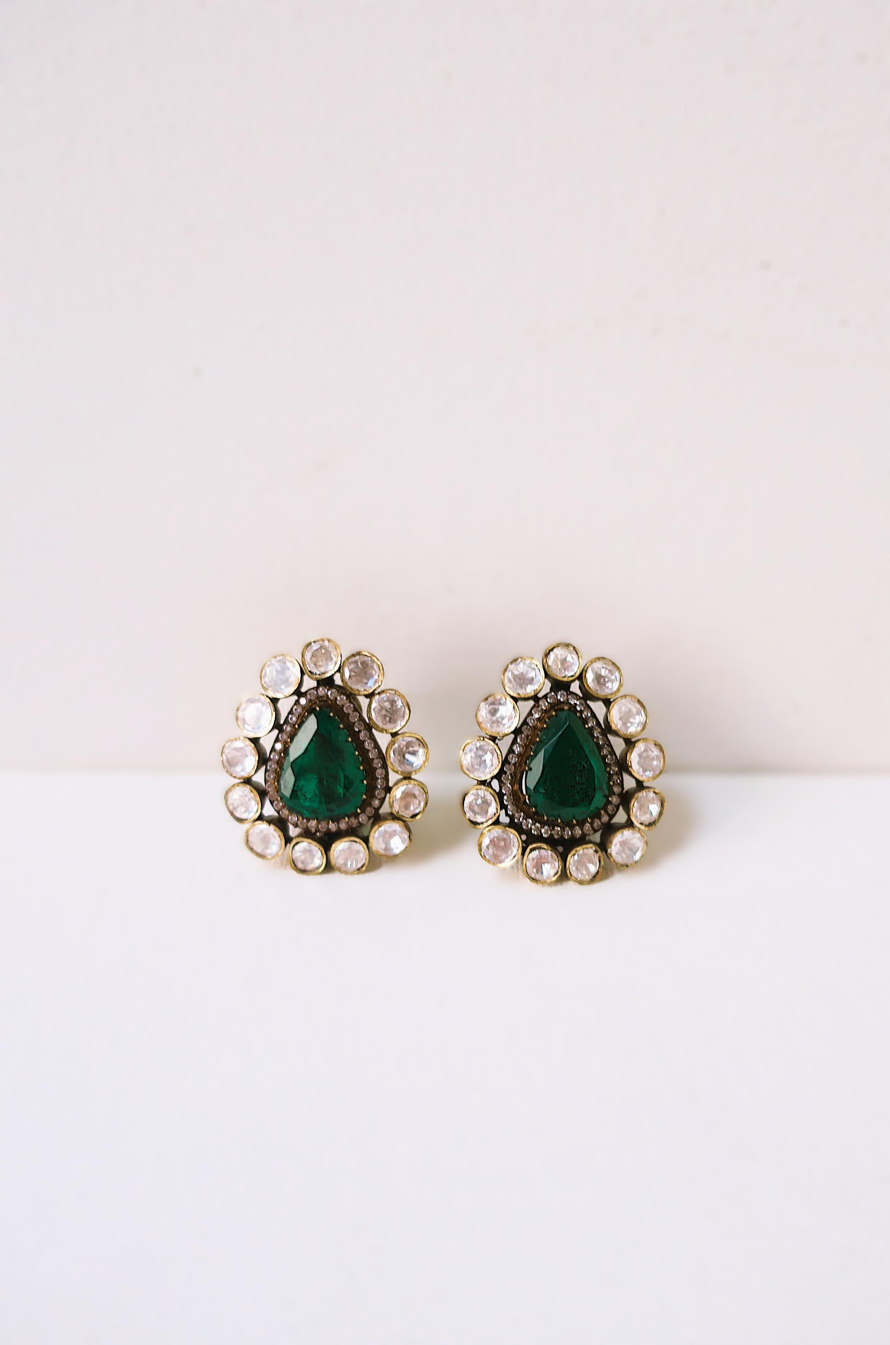 Un paio di orecchini in stile gemma di diamante e smeraldo verde scuro con montatura in metallo dorato. Per le orecchie forate. 