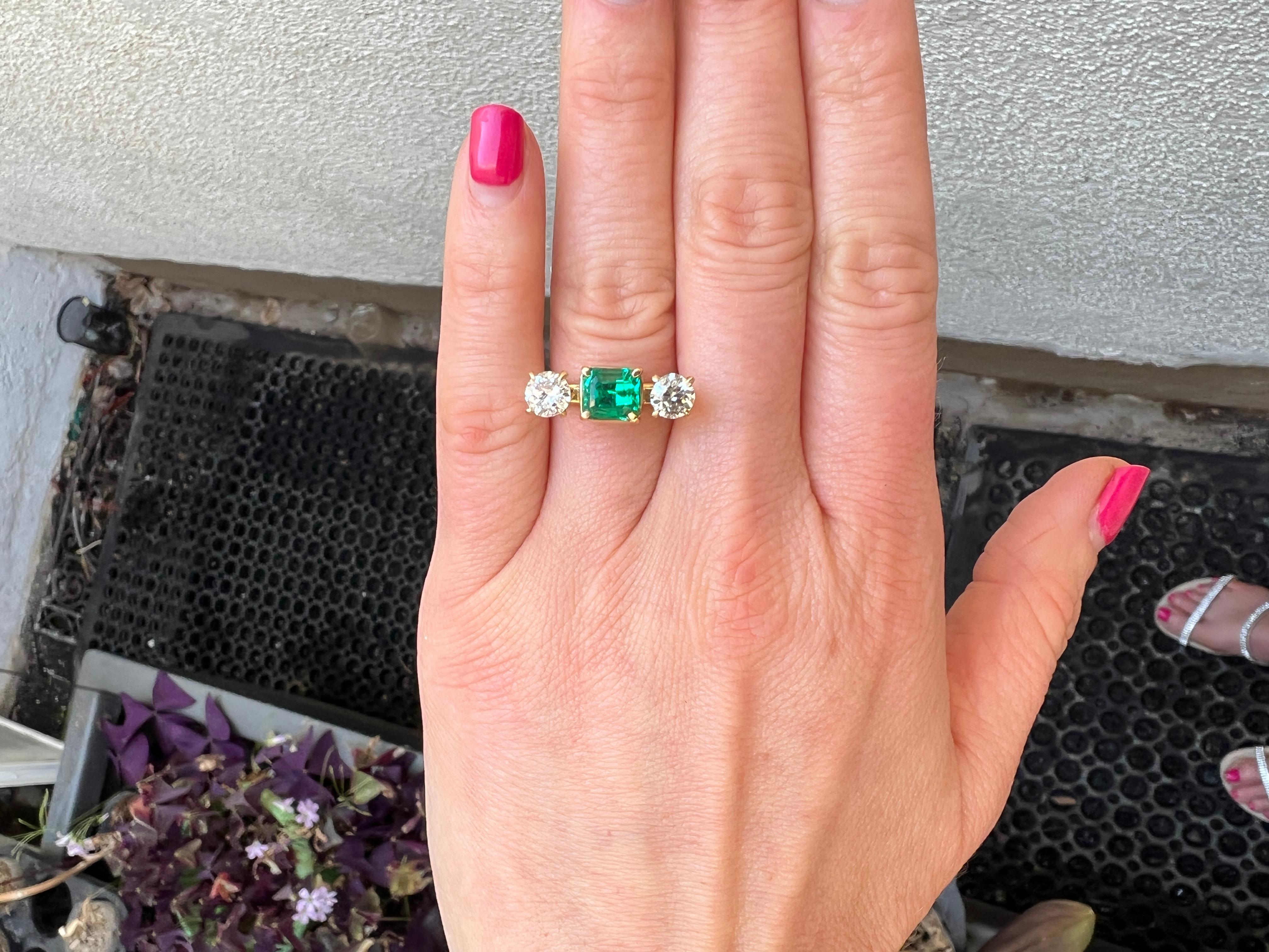 1,51 Karat Smaragd- und Diamantring mit drei Steinen für Damen oder Herren im Angebot