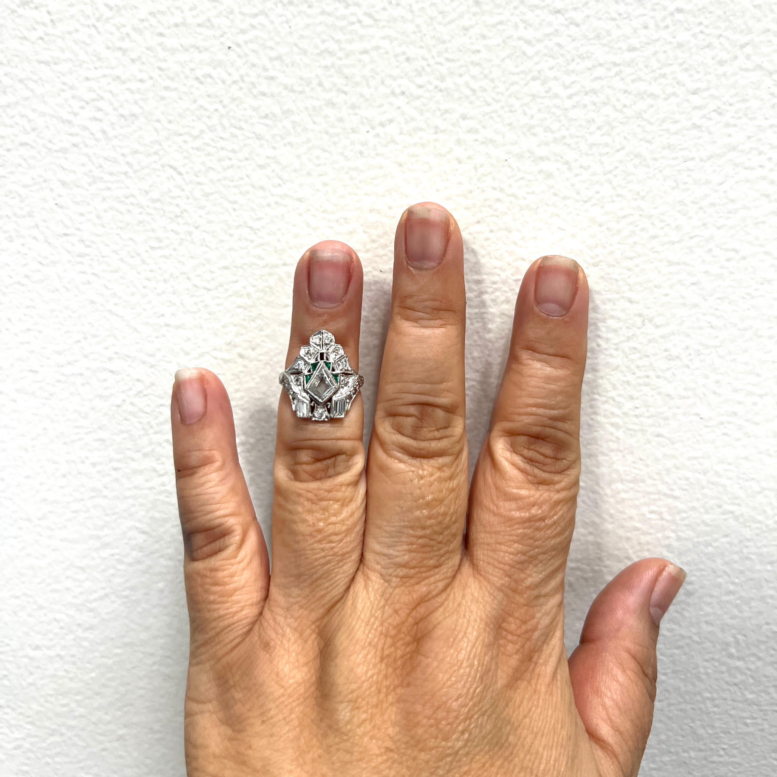 Precioso anillo vintage con diamantes y esmeraldas de buena calidad.  Hecho a mano en platino.  Anillo talla 4.