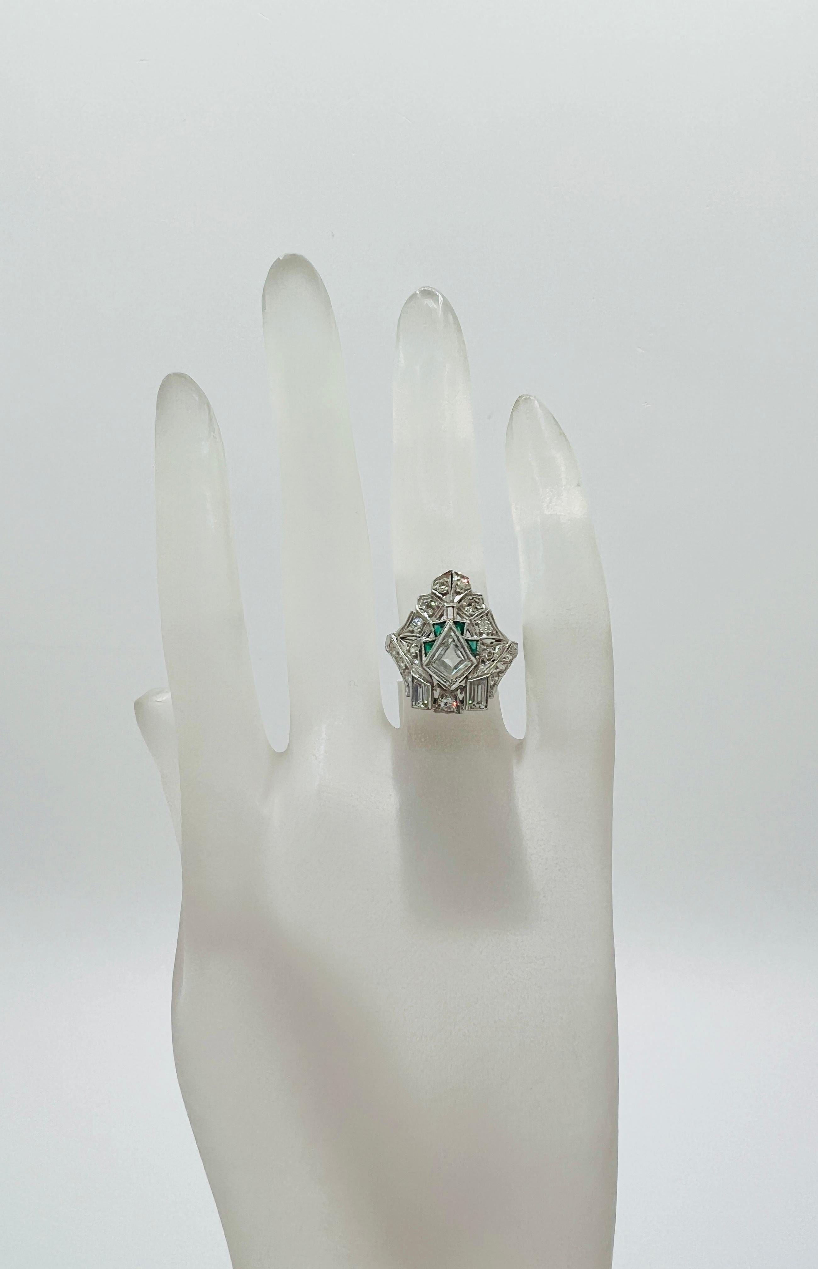 Anillo vintage de diamantes y esmeraldas en platino Corte de cometa en venta