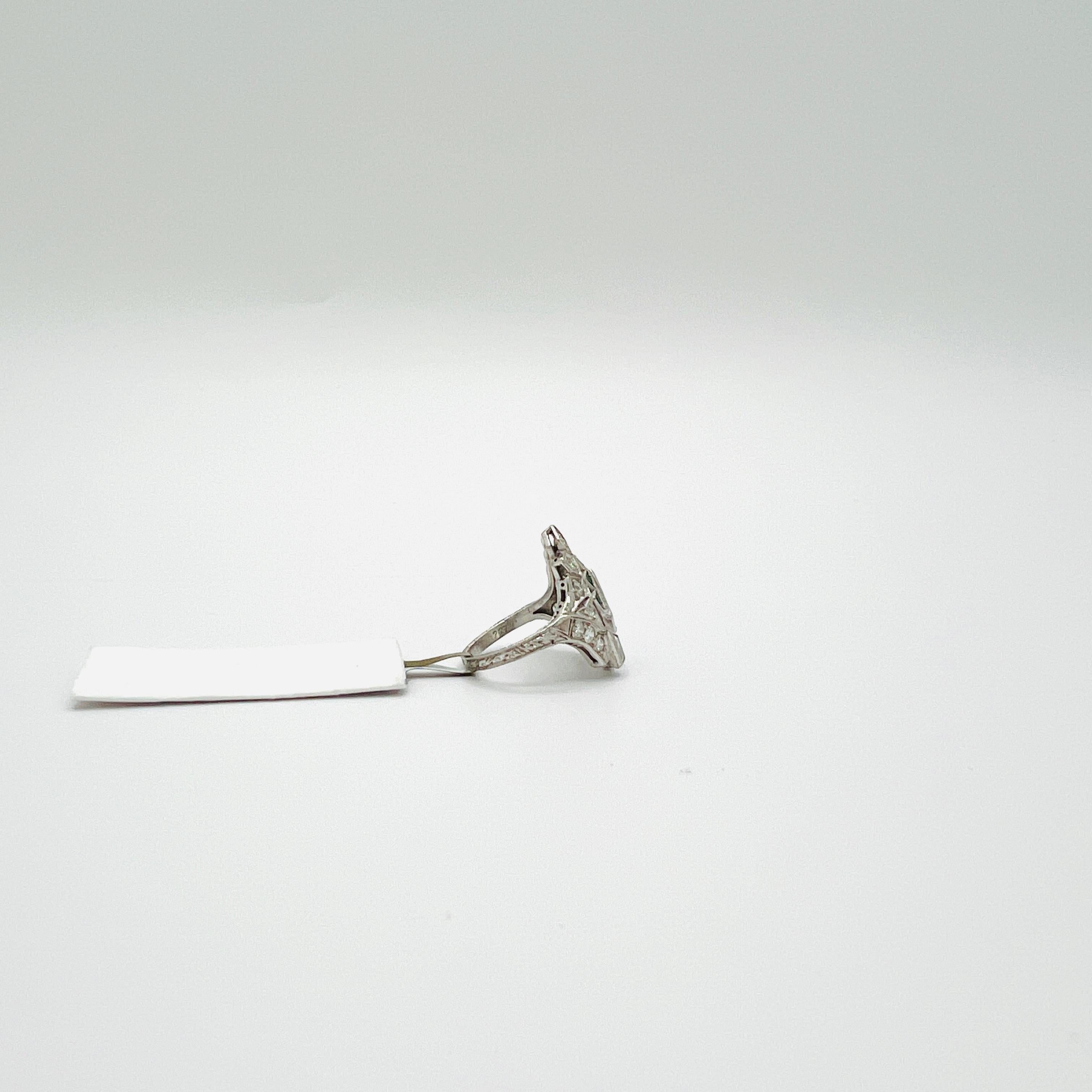 Femenino o masculino Anillo vintage de diamantes y esmeraldas en platino en venta