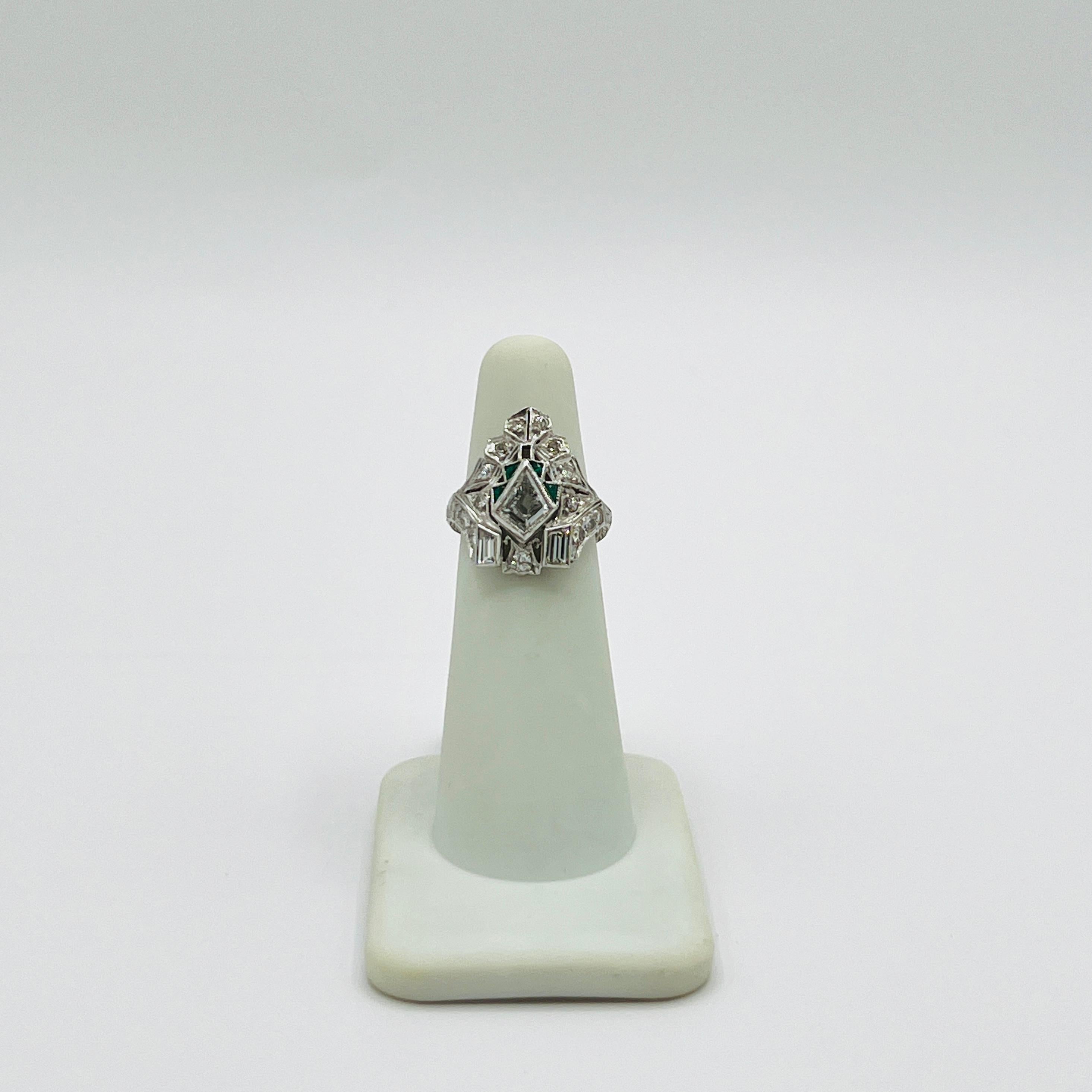 Anillo vintage de diamantes y esmeraldas en platino en venta 2