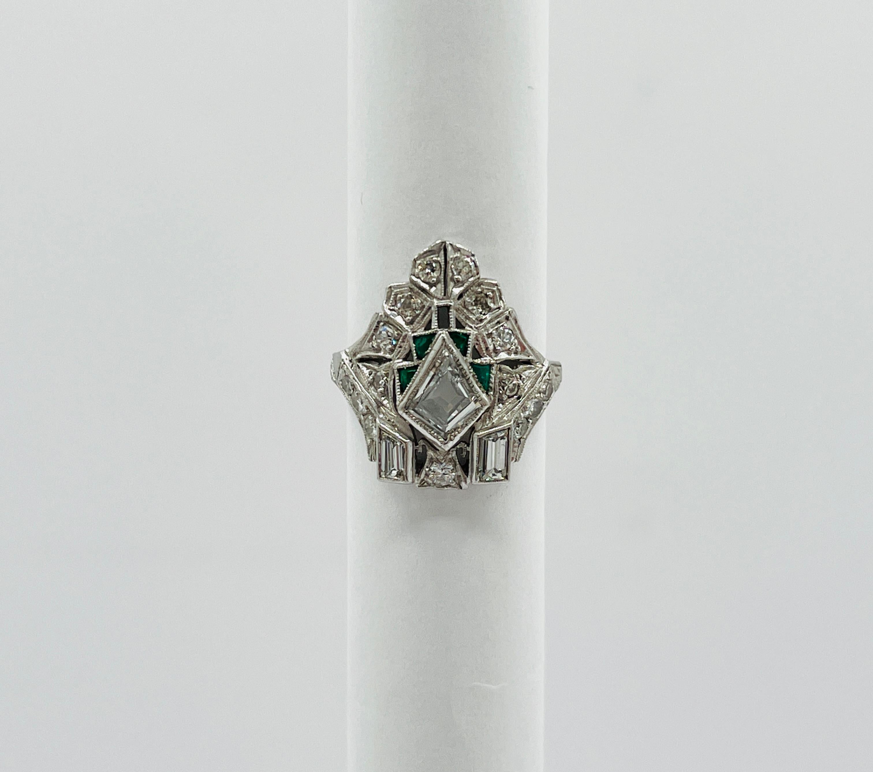 Anillo vintage de diamantes y esmeraldas en platino en venta