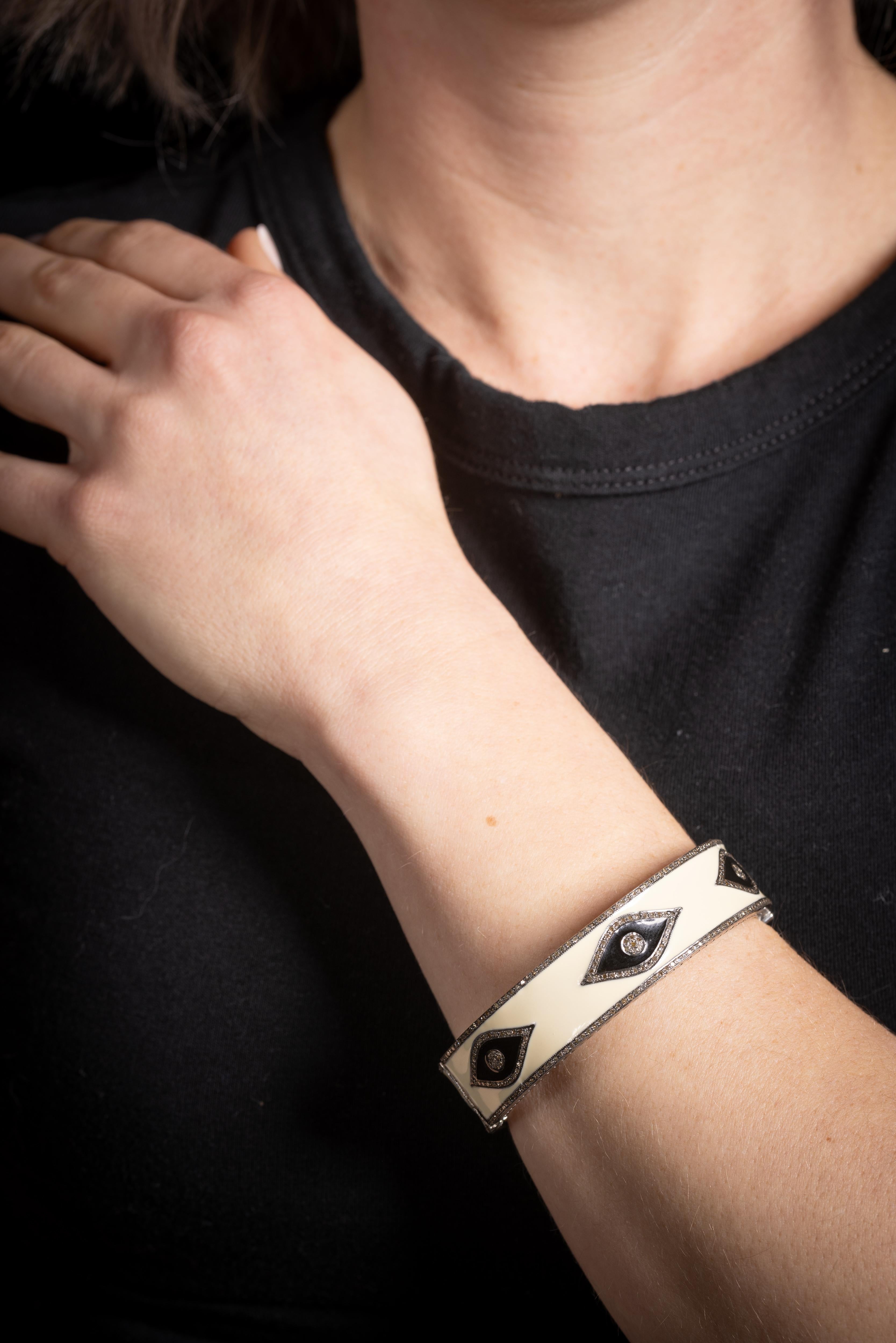 Bracelet jonc Evil Eye en diamants et émail Excellent état - En vente à Nantucket, MA
