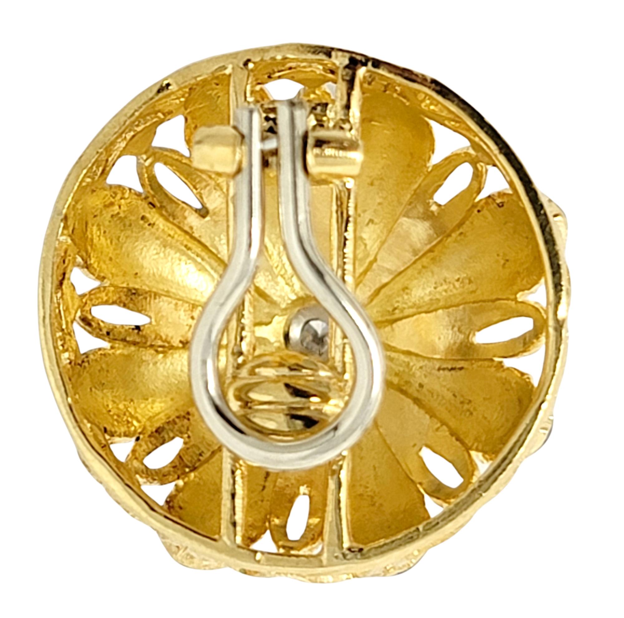 Taille cabochon  Boucles d'oreilles à clip en or 14 carats, non percées, en forme de dôme, avec diamants et émail. en vente