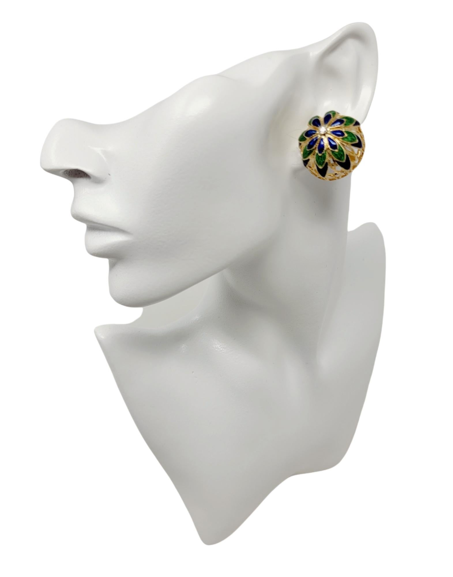  Boucles d'oreilles à clip en or 14 carats, non percées, en forme de dôme, avec diamants et émail. en vente 3