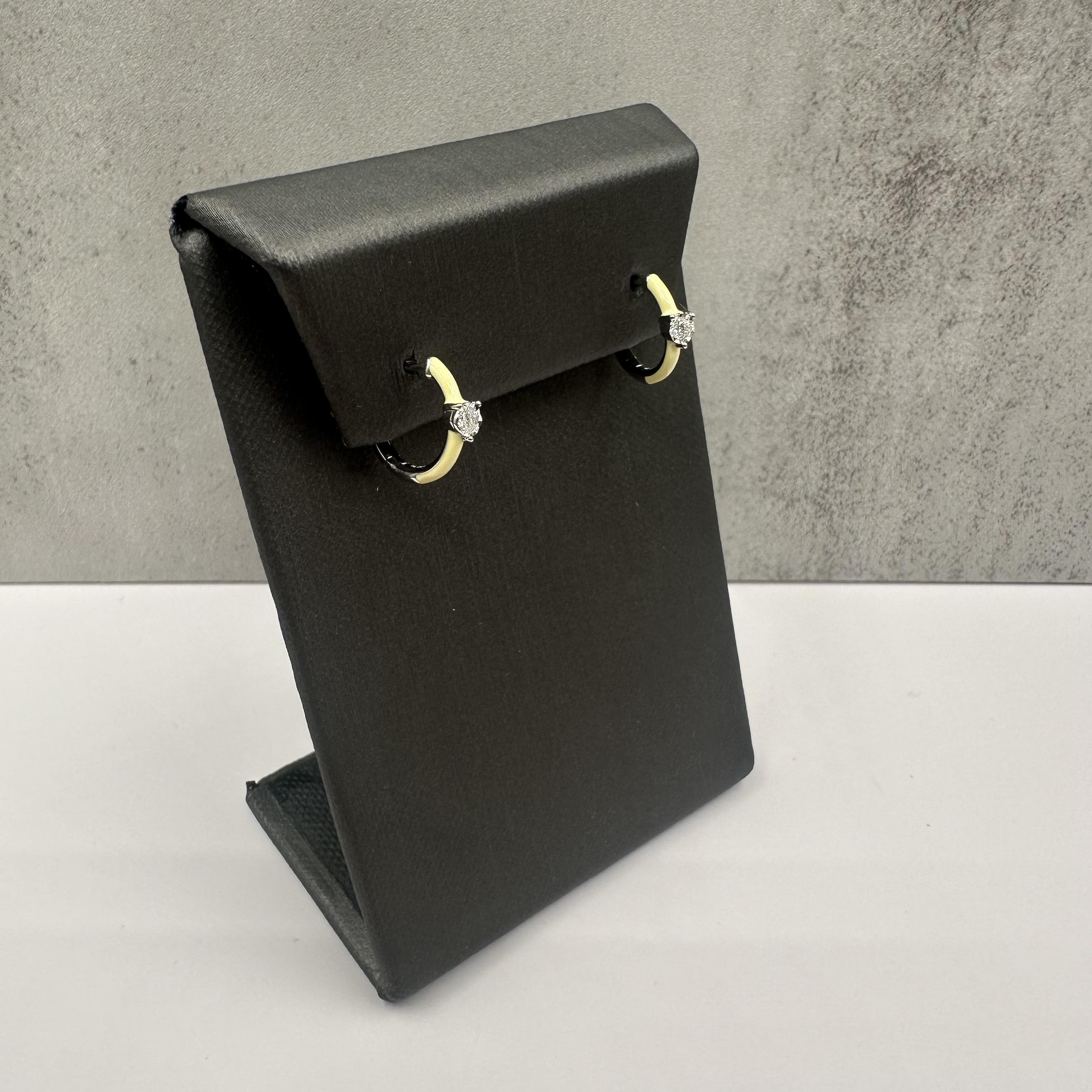 Aggiungi un tocco di colore e di brillantezza alla tua collezione di gioielli con questi eleganti abbracci con diamanti e smalto, realizzati in elegante argento sterling. Con un peso totale di 0,10 carati (ctw) di diamanti naturali di colore GH e