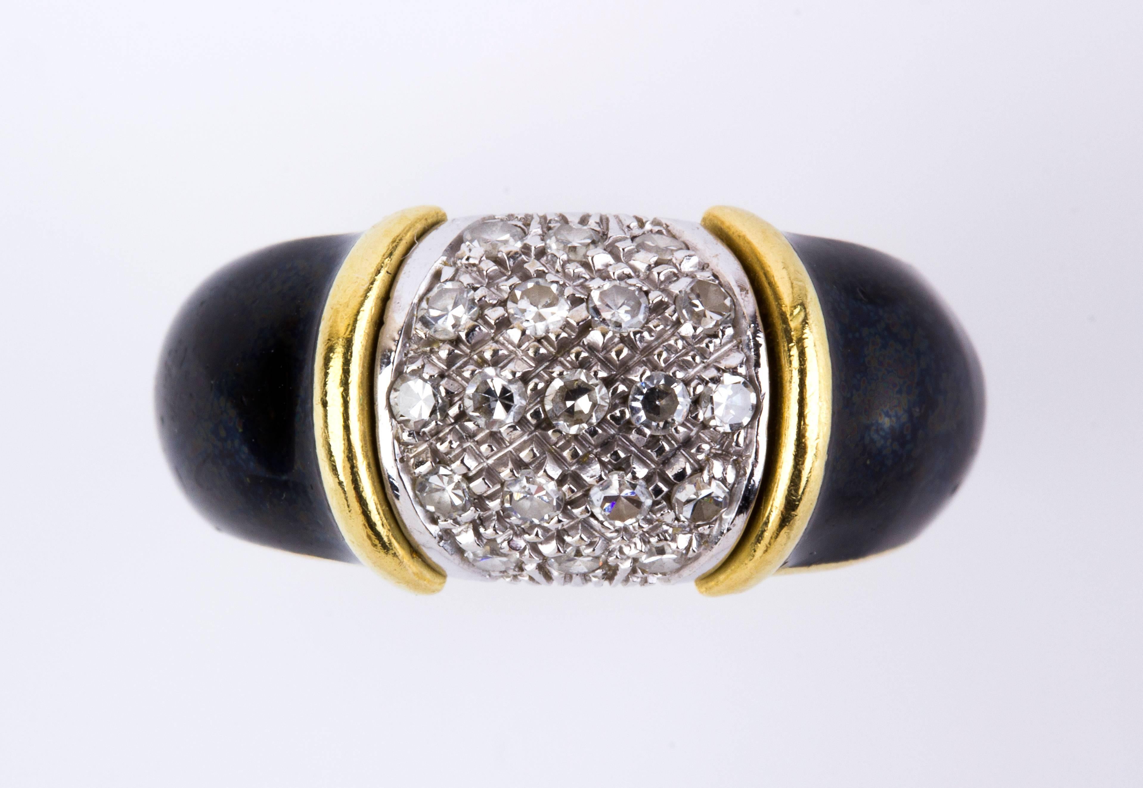 Set huit huit diamond weighing 0.40 ct flanked by black enamels. Size US 5.