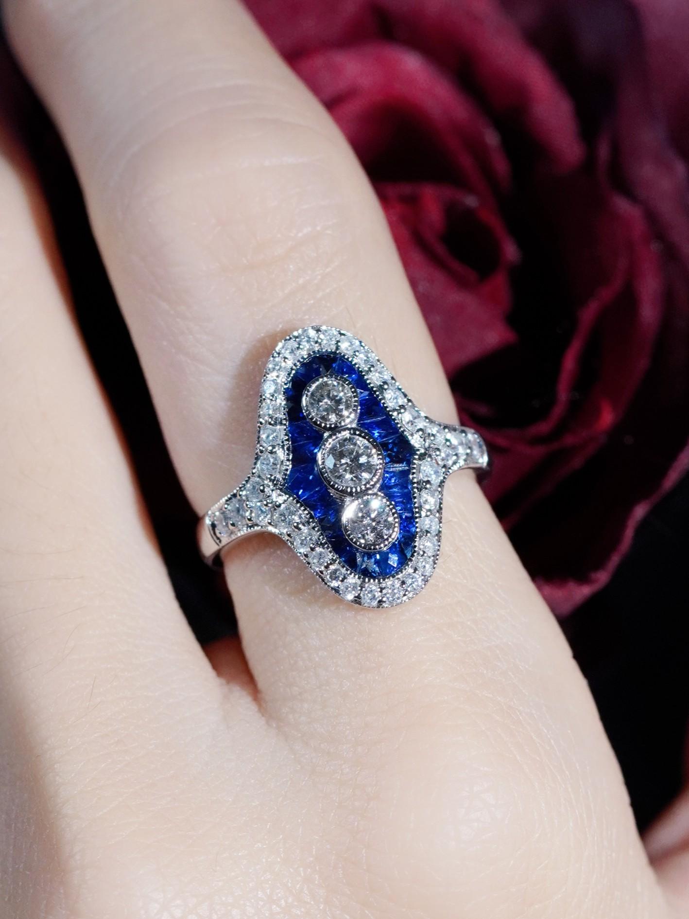 Dreistein-Dinner-Ring mit Diamant und Saphir im französischen Schliff aus 18K Weißgold (Art déco) im Angebot