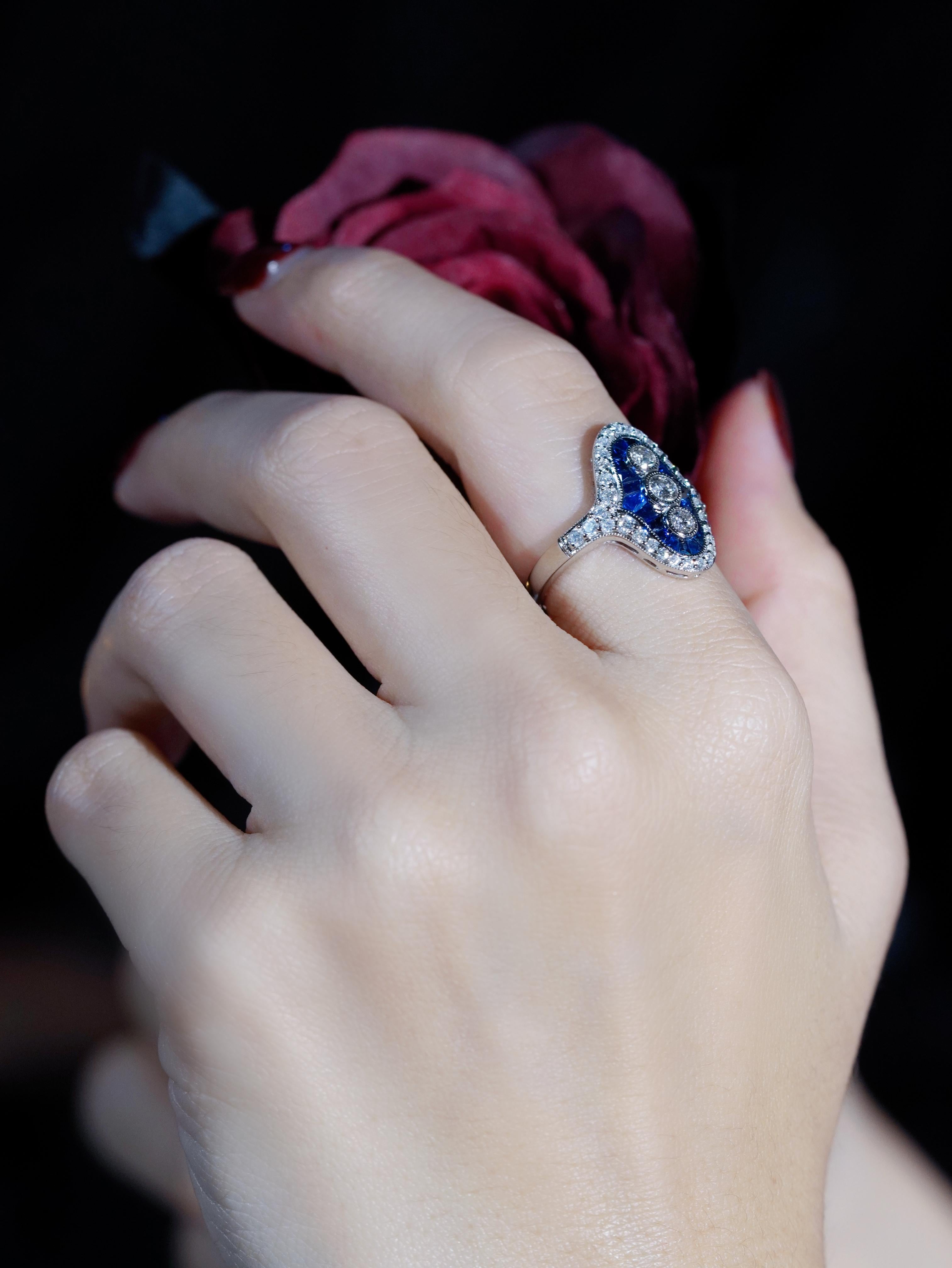 Dreistein-Dinner-Ring mit Diamant und Saphir im französischen Schliff aus 18K Weißgold (Rundschliff) im Angebot