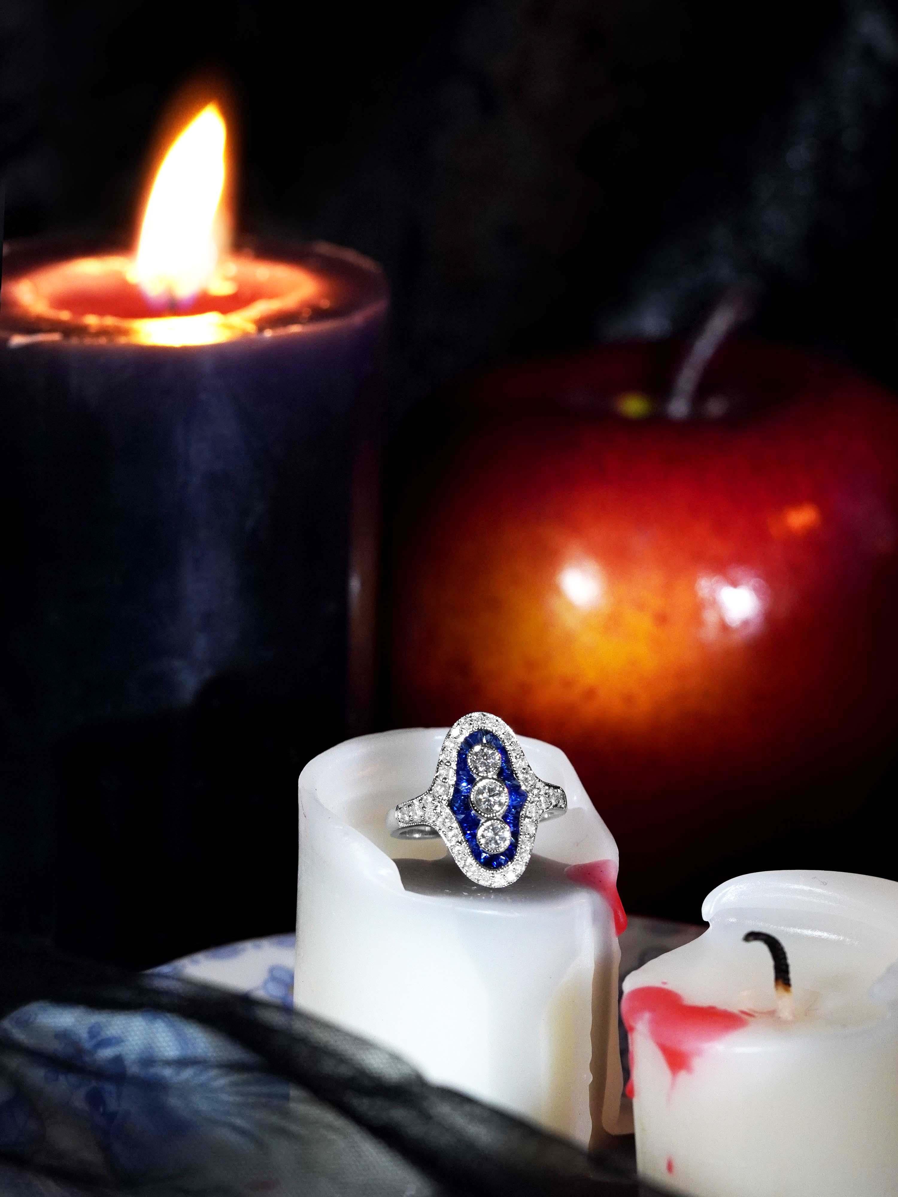 Dreistein-Dinner-Ring mit Diamant und Saphir im französischen Schliff aus 18K Weißgold im Zustand „Neu“ im Angebot in Bangkok, TH