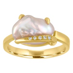 Anello in oro con diamanti e perle barocche d'acqua dolce coltivate