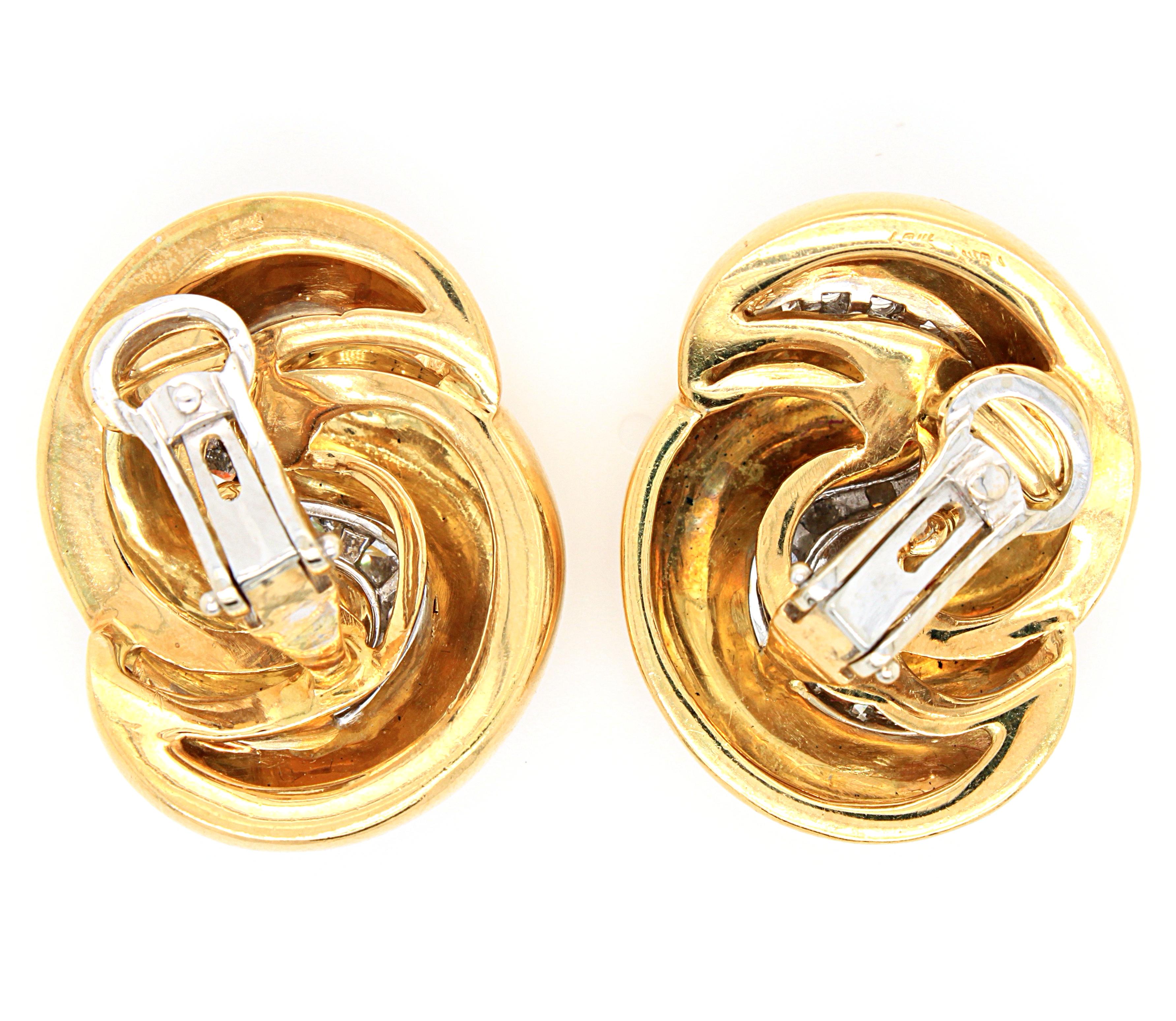 Diamond and Gold Bombé Earclips In Excellent Condition For Sale In Idar-Oberstein, DE