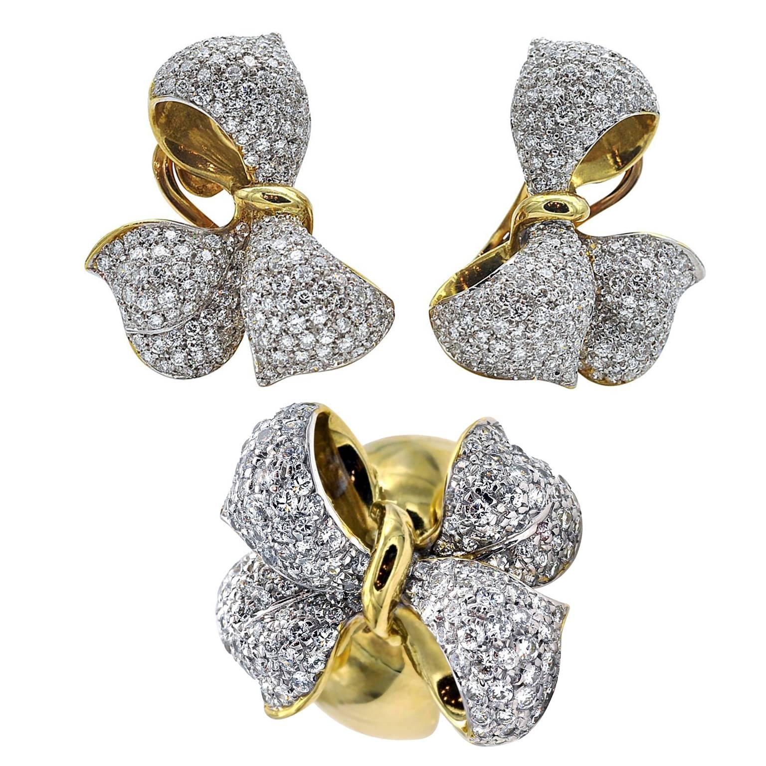 Ohrringe und Ring-Set mit Diamant und Goldschleife