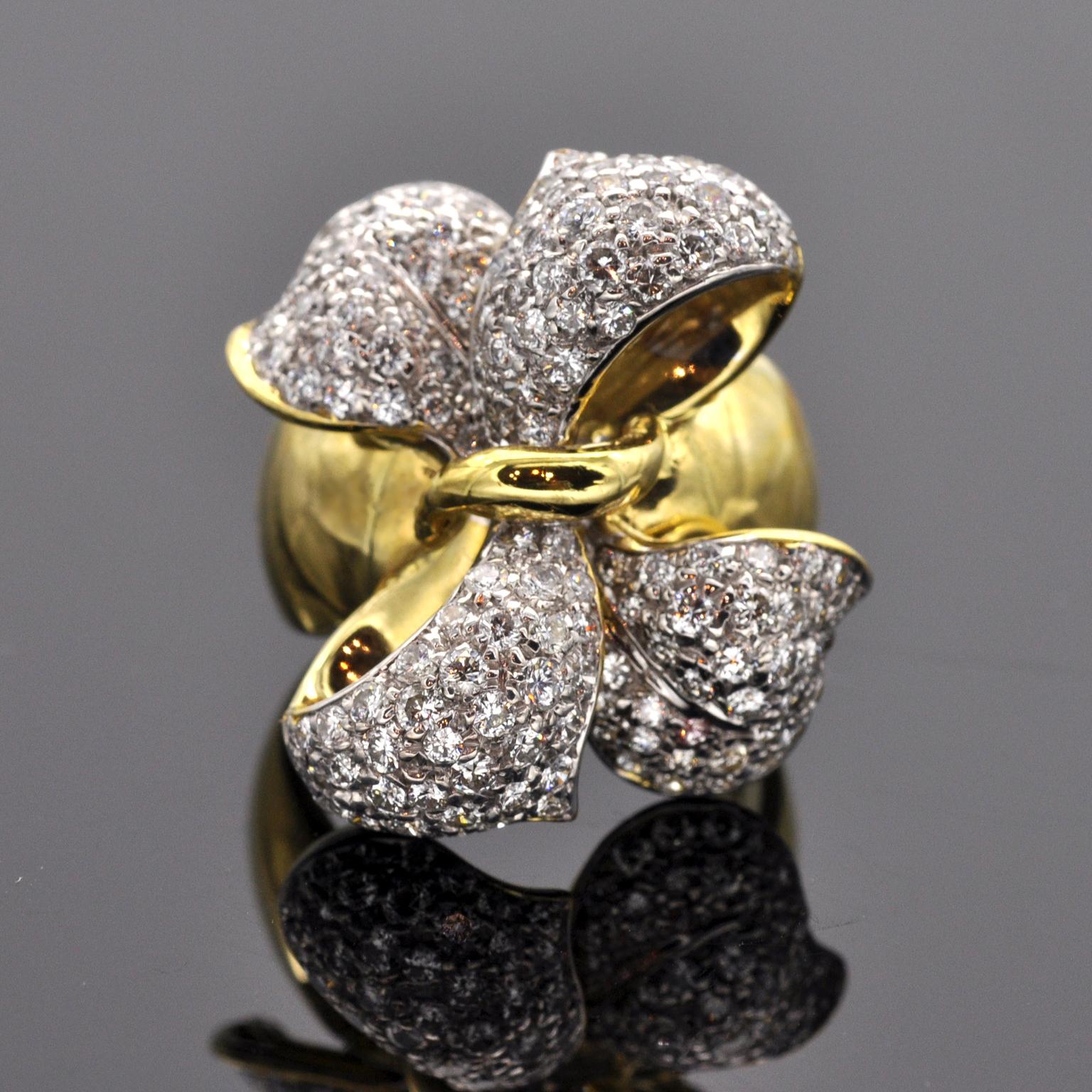 Diamond and Gold Bow Ring In New Condition For Sale In Monte Carlo, MC