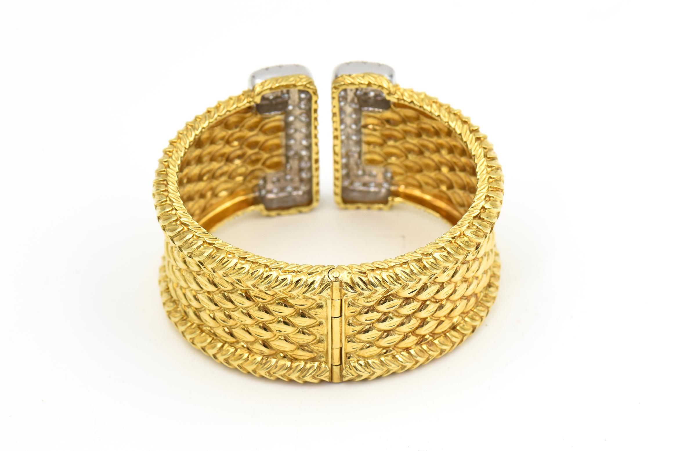 Diamond and Gold Cuff Bracelet In Good Condition For Sale In Miami Beach, FL
