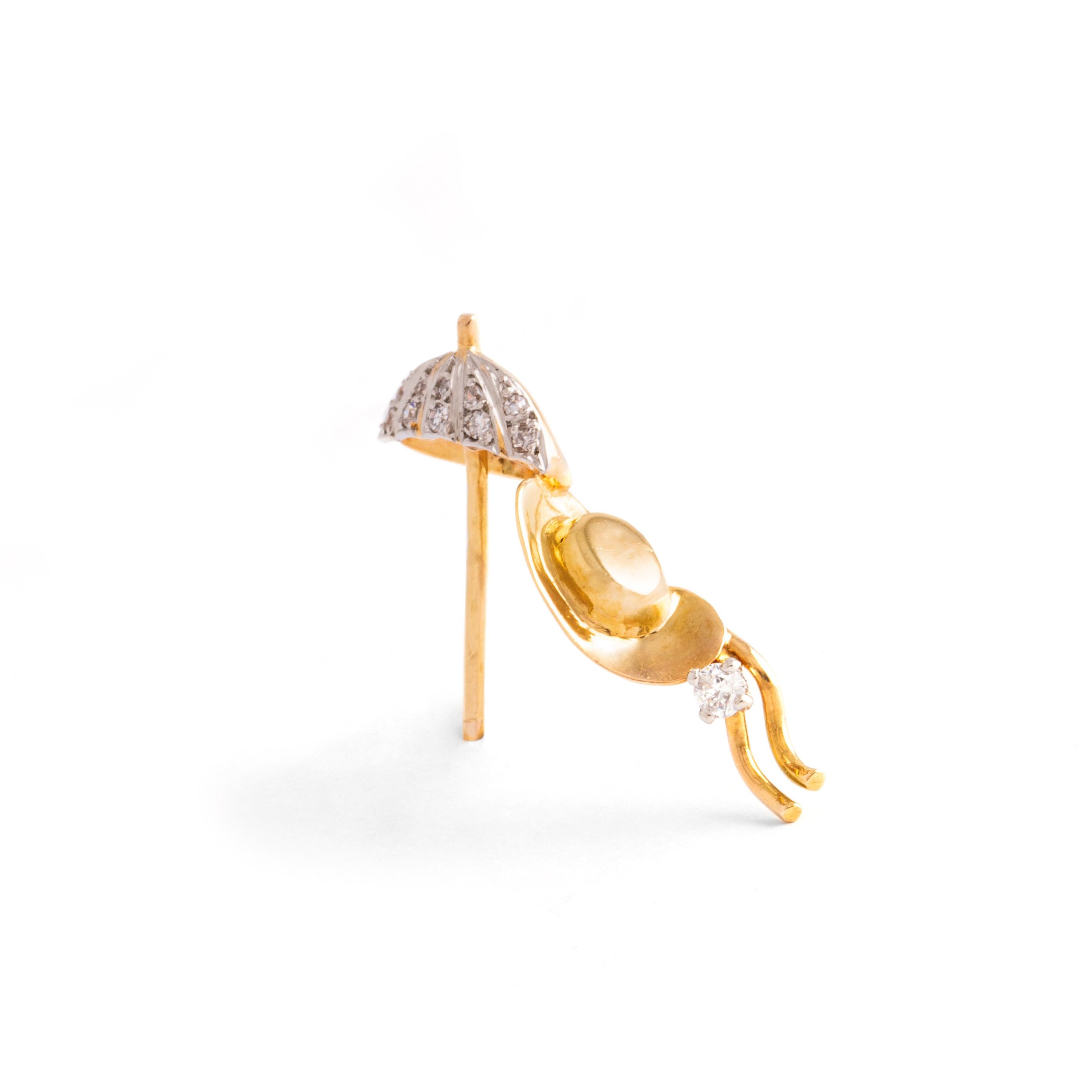 Objet en diamant et or représentant un parapluie et un chapeau.
Dimensions : 3,00 centimètres x 2,30 centimètres : 3,00 centimètres x 2,30 centimètres.

Poids total : 2,96 grammes.
