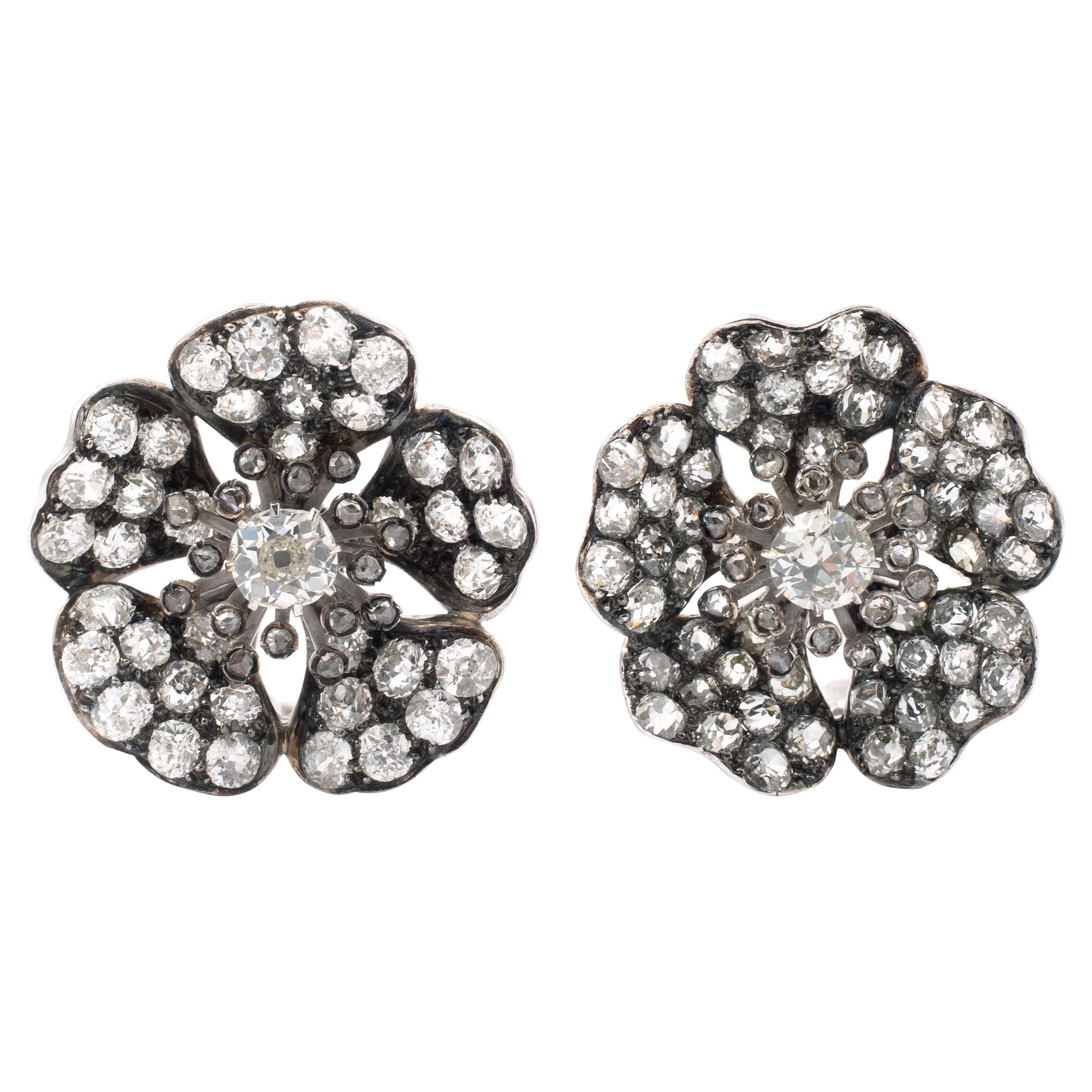Boucles d'oreilles fleurs en or et diamants en vente