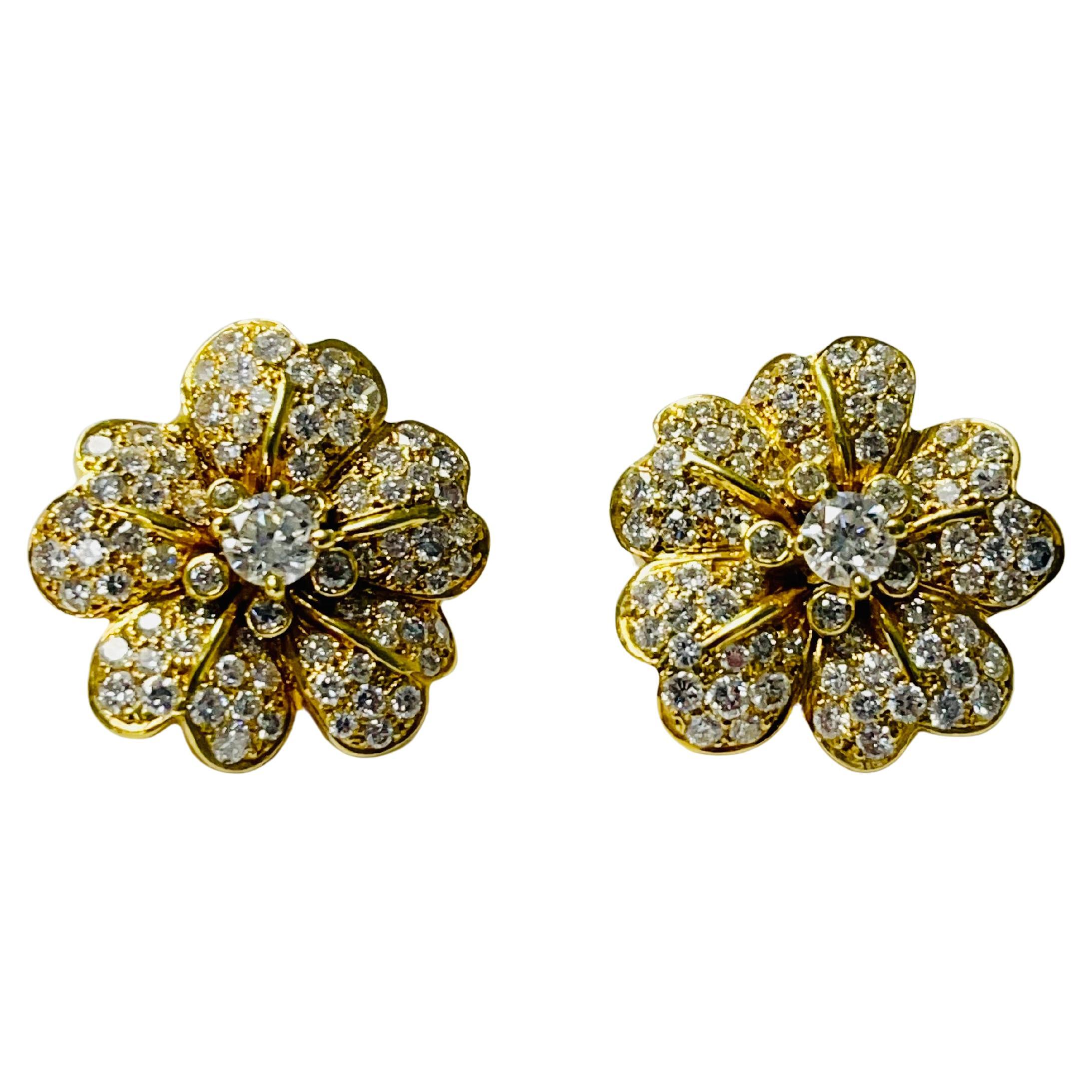 Chef-d'œuvre d'artisanat, ces gros clous d'oreilles en diamant fleuri sont une expression radieuse du luxe. 
Fabriqué à la main en or jaune étincelant, le motif floral complexe est mis en valeur par une constellation de diamants fins. À la fois