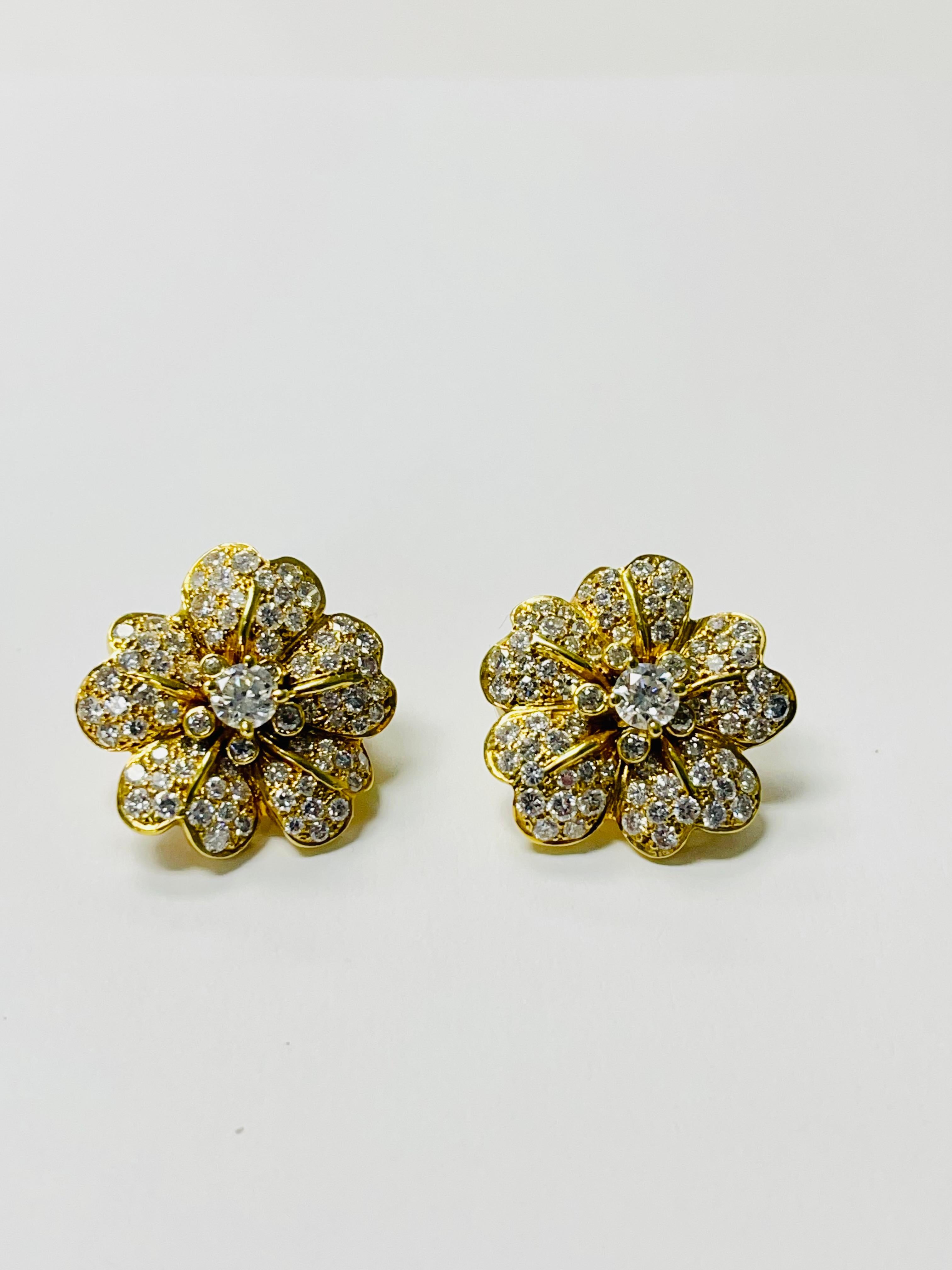 Taille ronde Boucles d'oreilles en or jaune avec fleurs en diamant et or. en vente