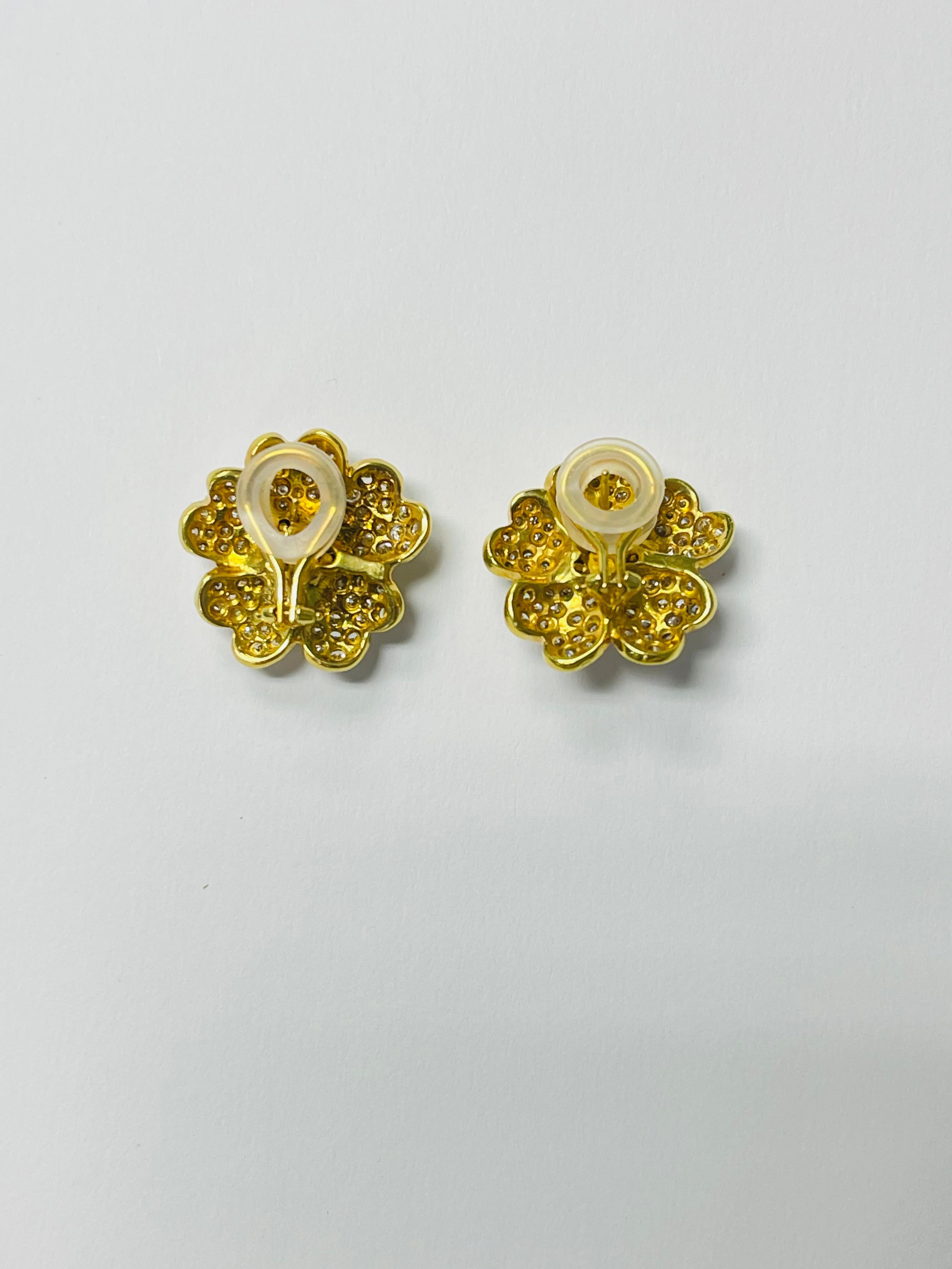 Boucles d'oreilles en or jaune avec fleurs en diamant et or. Neuf - En vente à New York, NY