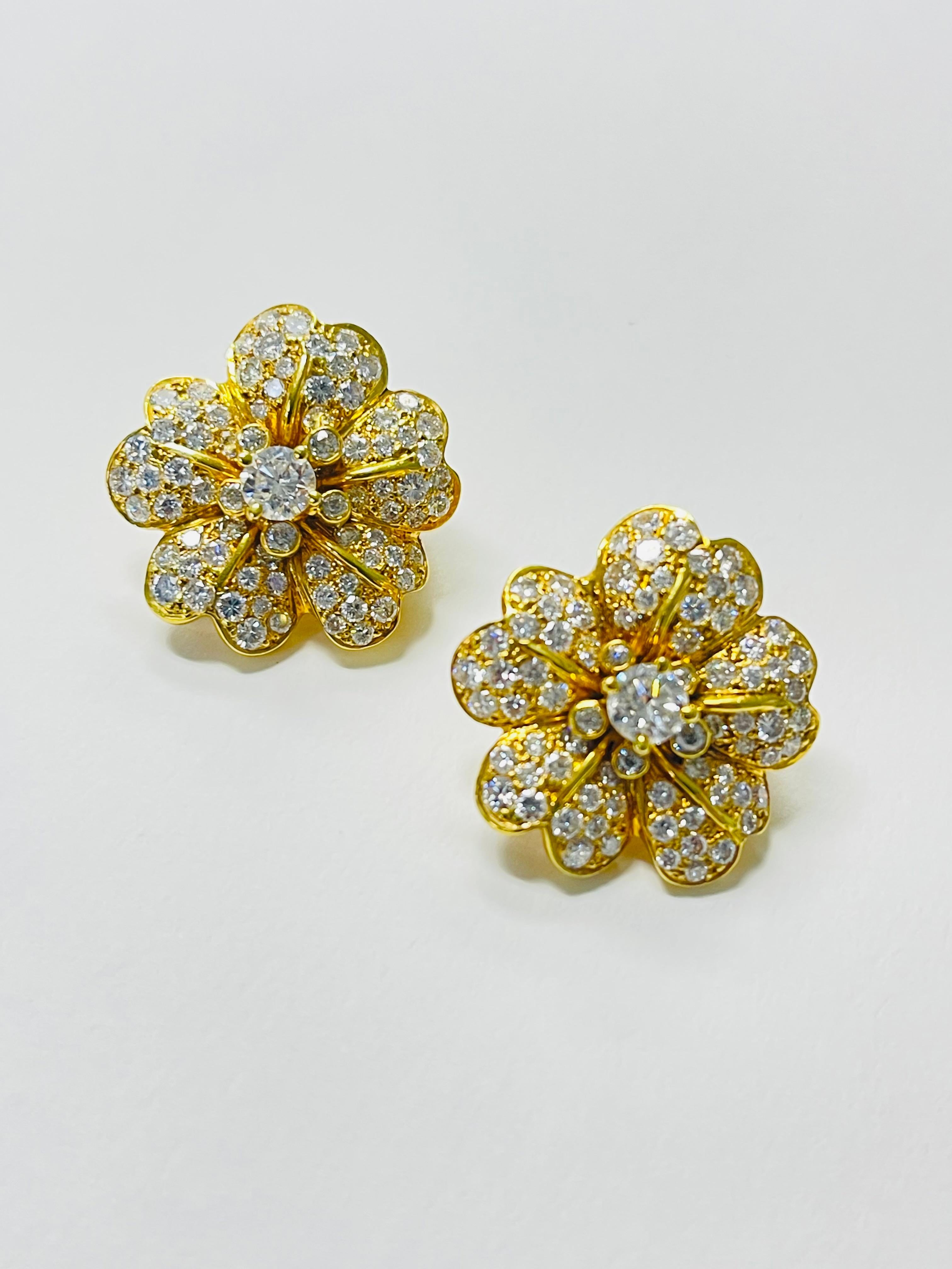Boucles d'oreilles en or jaune avec fleurs en diamant et or. Unisexe en vente