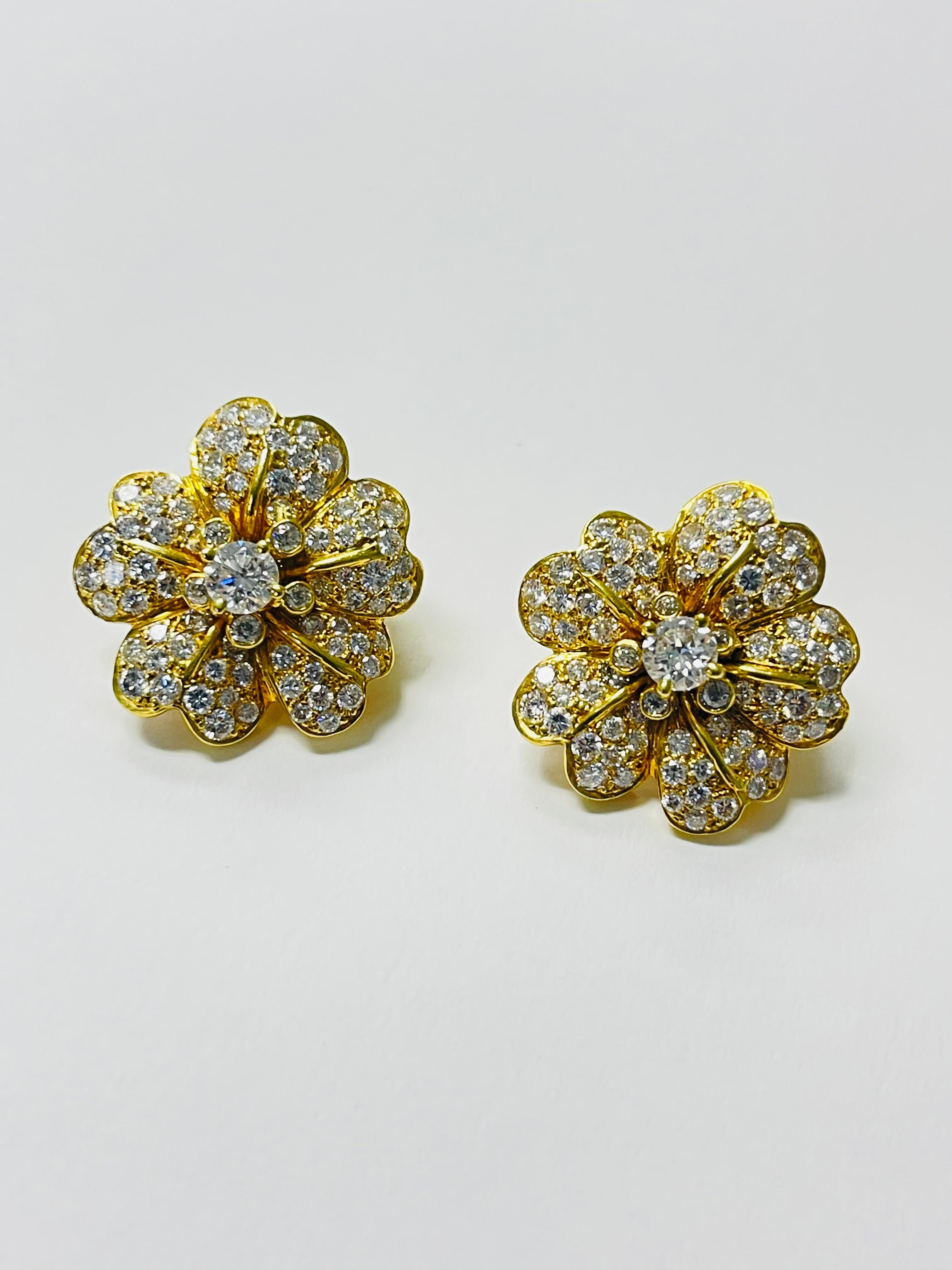 Boucles d'oreilles en or jaune avec fleurs en diamant et or. en vente 1