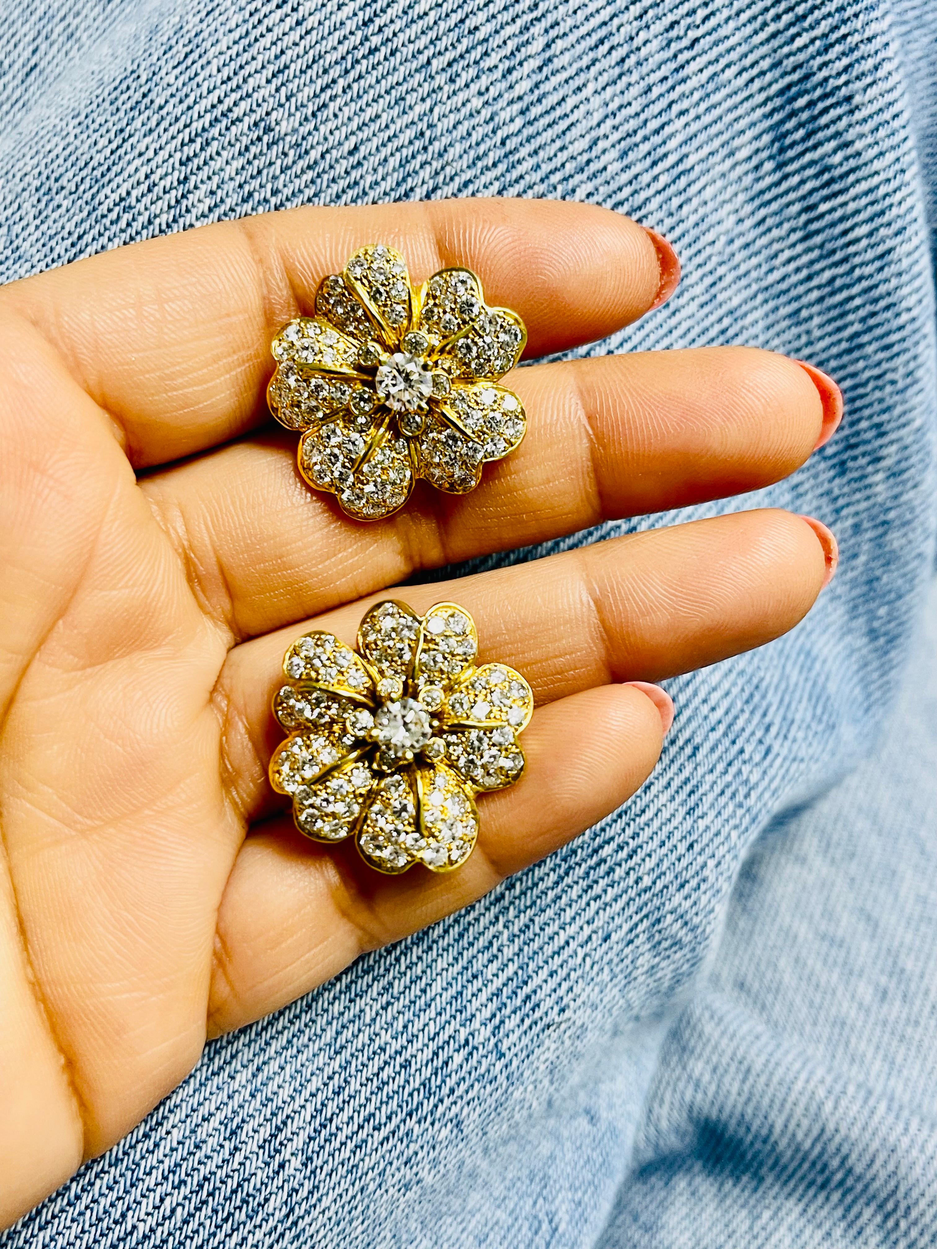 Boucles d'oreilles en or jaune avec fleurs en diamant et or. en vente 2