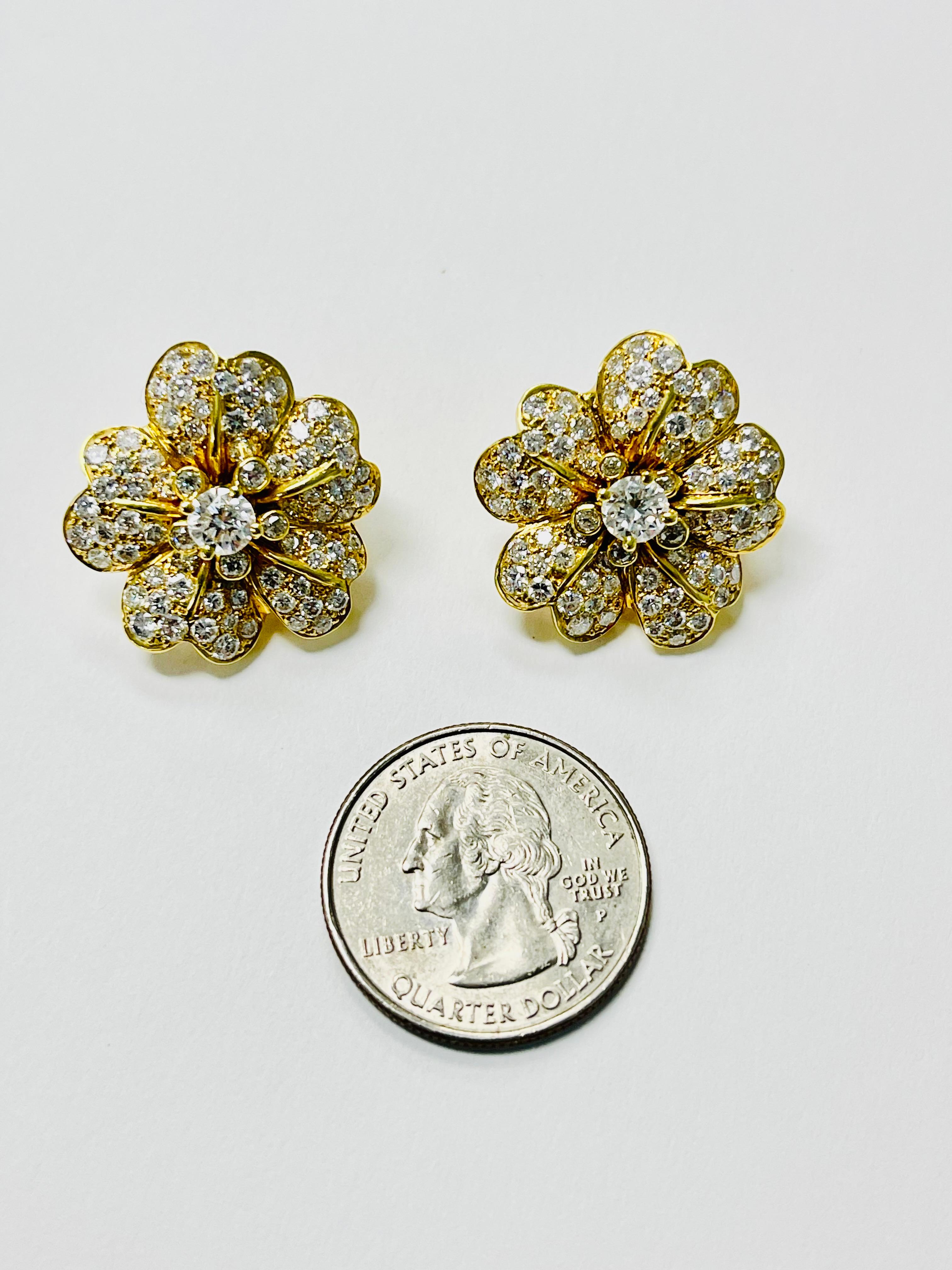Boucles d'oreilles en or jaune avec fleurs en diamant et or. en vente 3