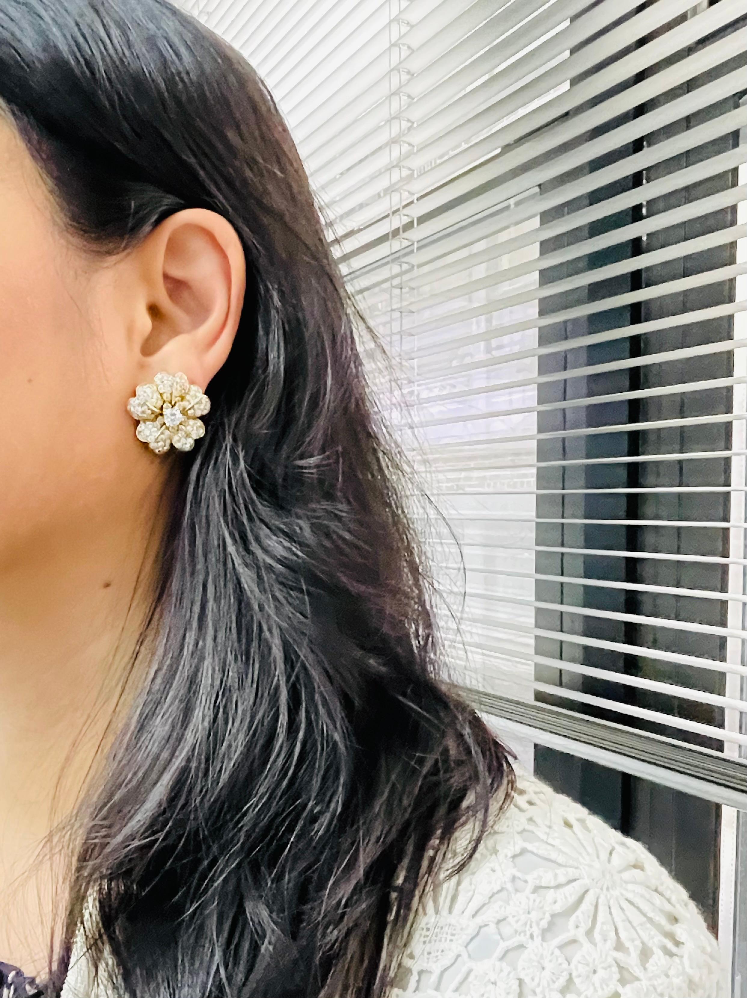 Boucles d'oreilles en or jaune avec fleurs en diamant et or. en vente 4