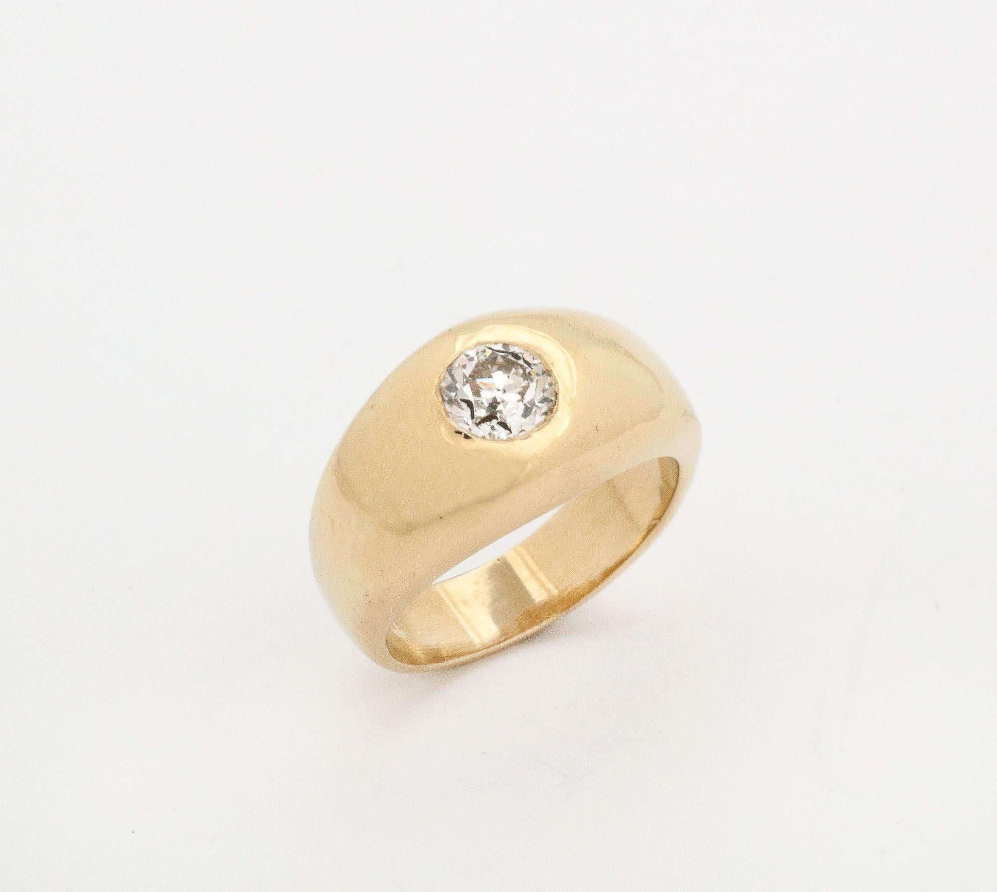 Ein wunderschöner Diamant und Gold Flush Mounted  Ring. 14 k Gold umgibt einen schillernden .60 ct Diamanten J SI.