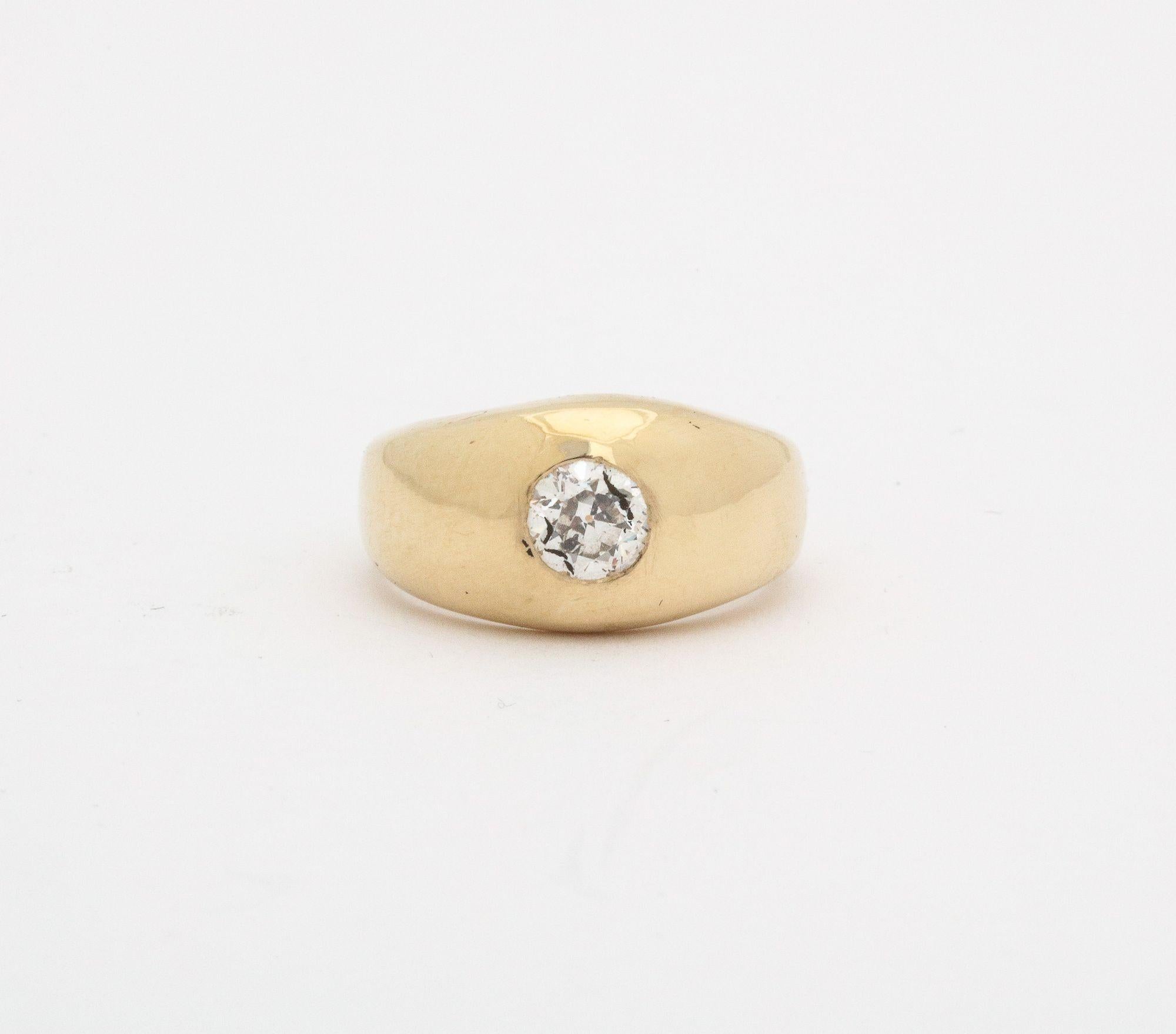 Diamond and Gold Flush Mounted Ring In Good Condition For Sale In New York, NY