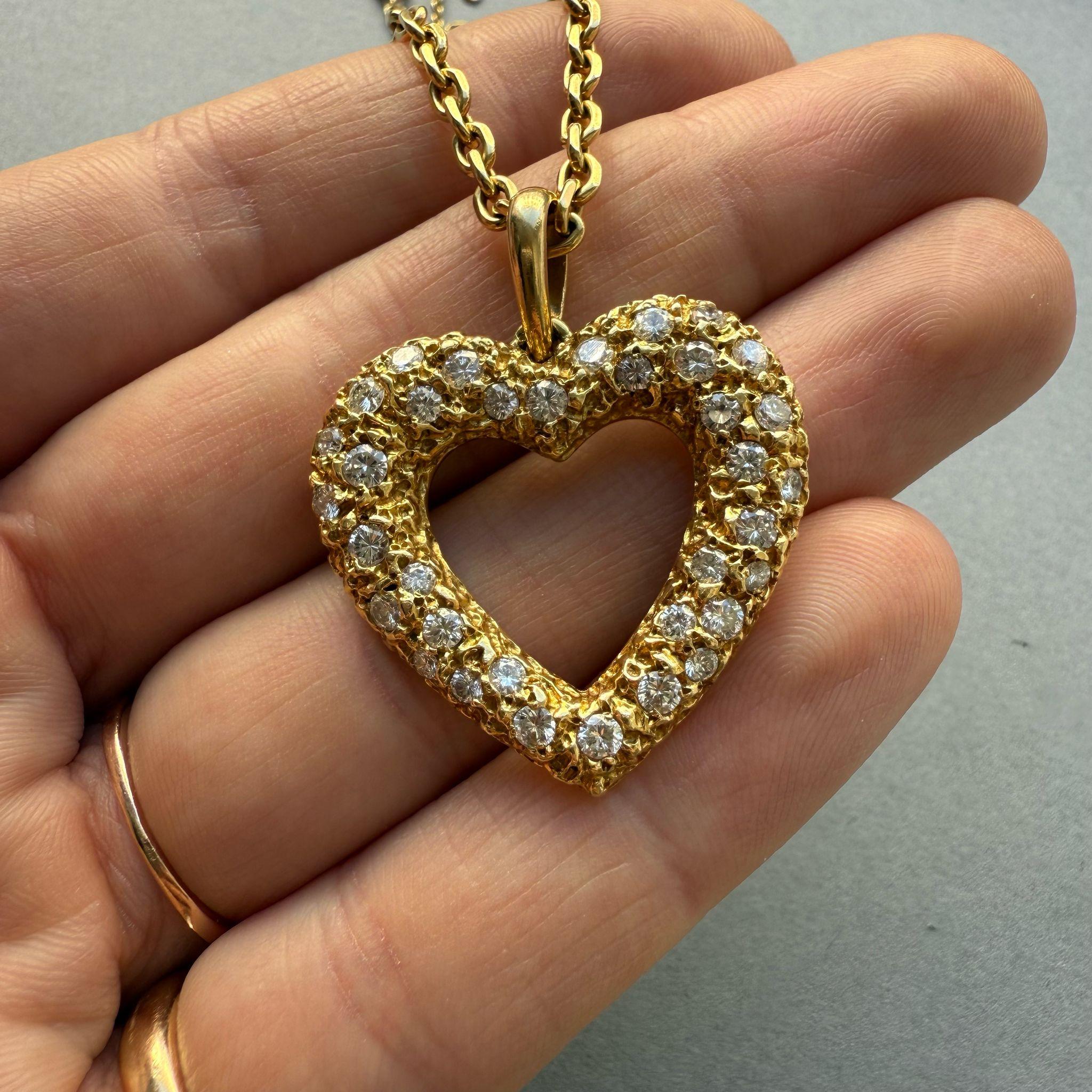 Taglio brillante Ciondolo a forma di cuore in oro e diamanti in vendita