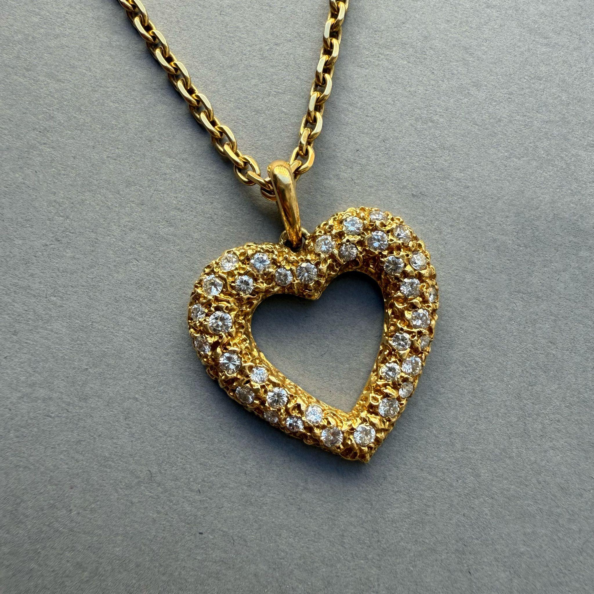 Donna Ciondolo a forma di cuore in oro e diamanti in vendita