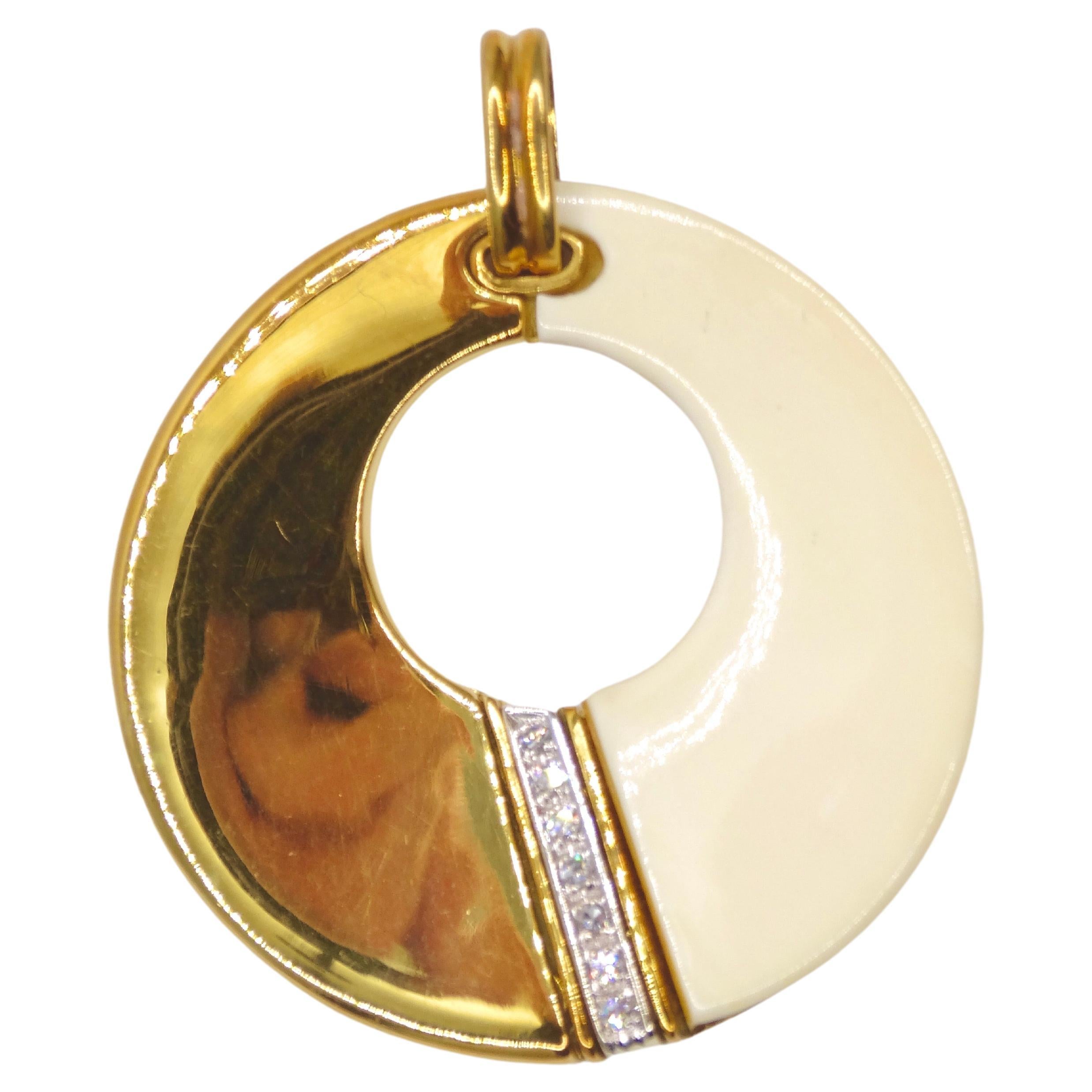 Grand pendentif bicolore en or et diamants en vente