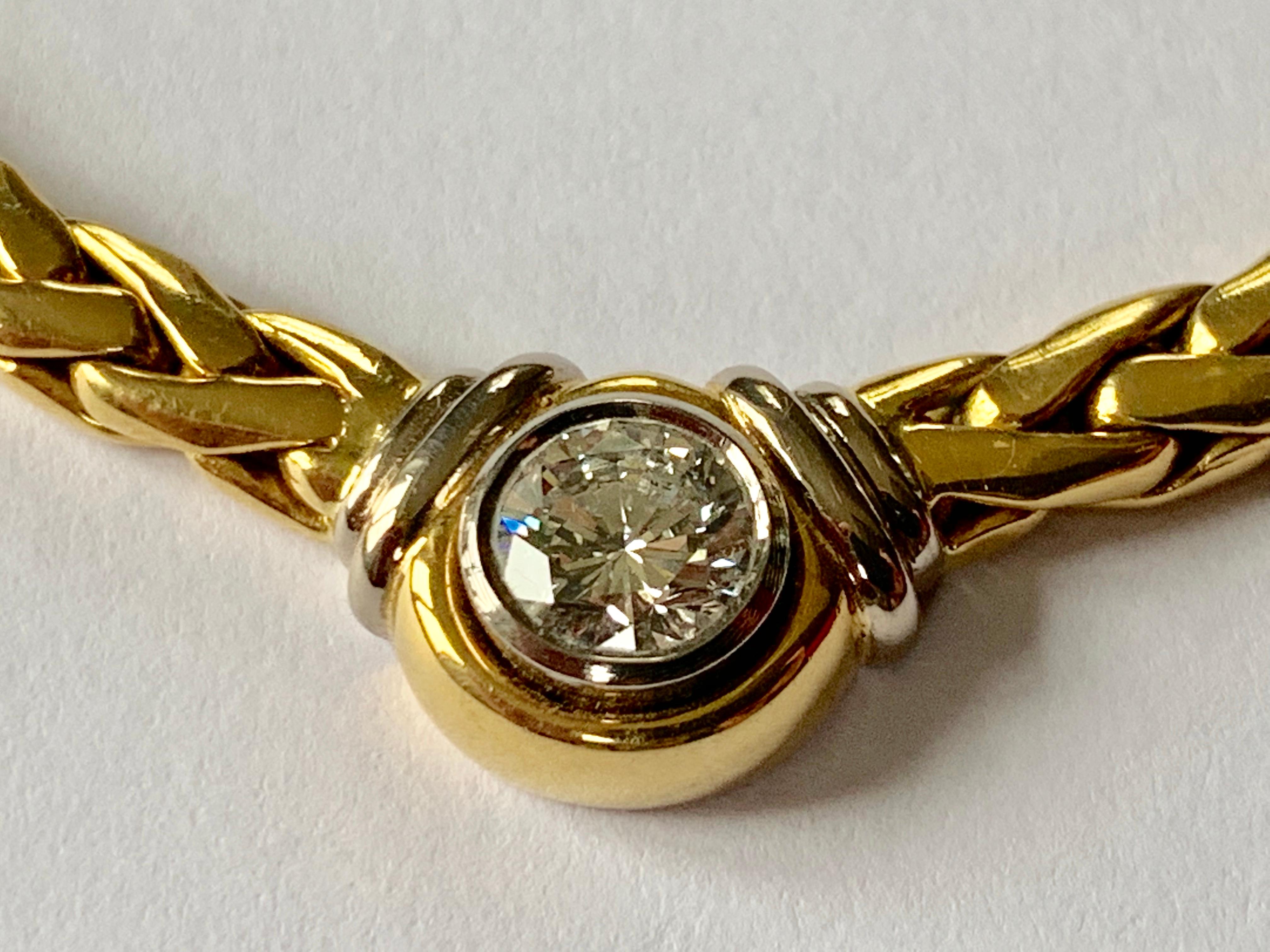 or jaune et blanc 18 K  collier,  81.34 g. Chaîne tressée élégante et décontractée, dont le devant est orné d'un diamant taille brillant d'environ 1,5 mm.  1.14 ct, couleur F-G, clarté si dans une monture à lunette en or blanc. Longueur environ 42