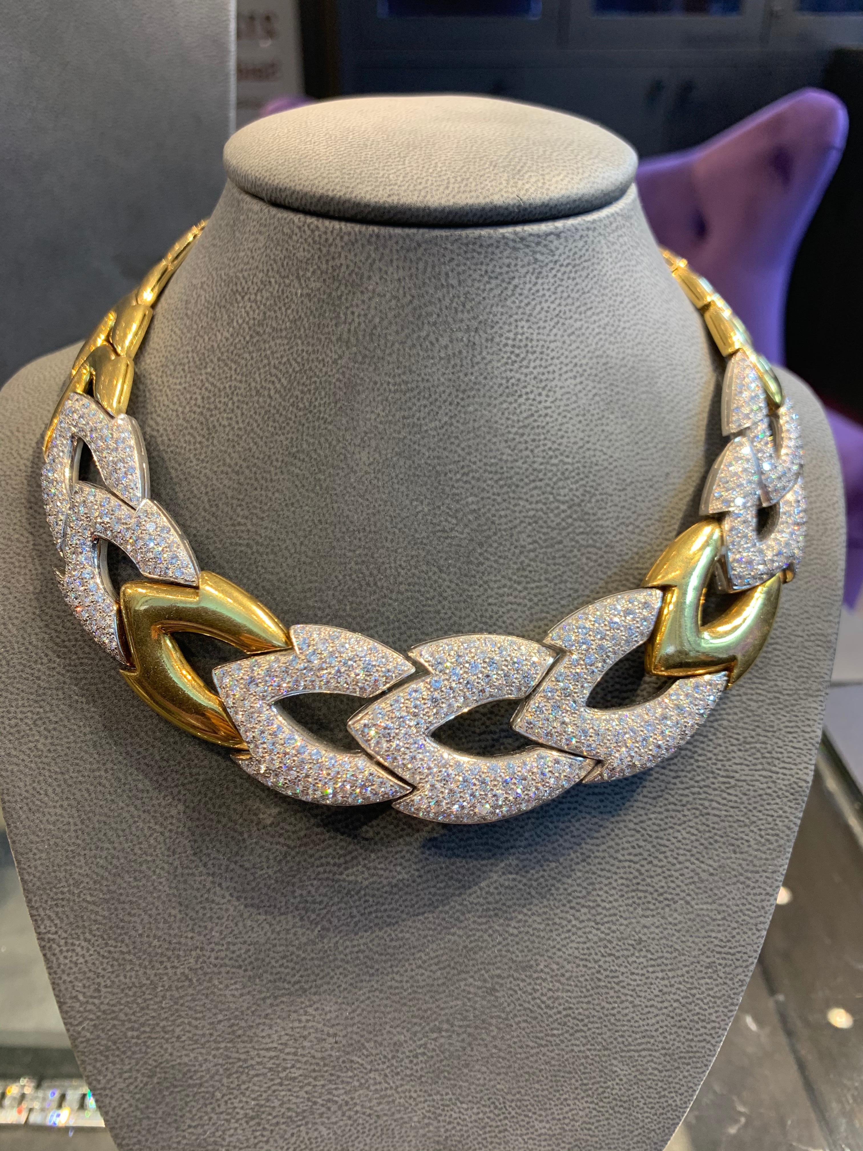 Diamond and Gold Necklace In Excellent Condition For Sale In New York, NY