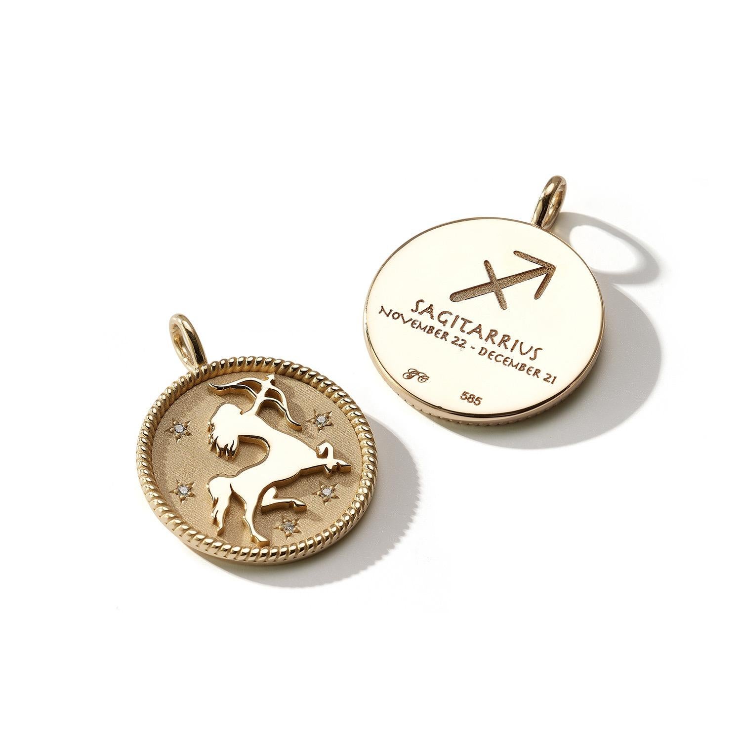 I medaglioni zodiacali di ispirazione vintage di Garland Collection sono personalizzati e realizzati a mano su ordinazione a New York dal nostro team di maestri gioiellieri. Un bordo in corda lucida su ogni medaglione circonda uno sfondo d'oro